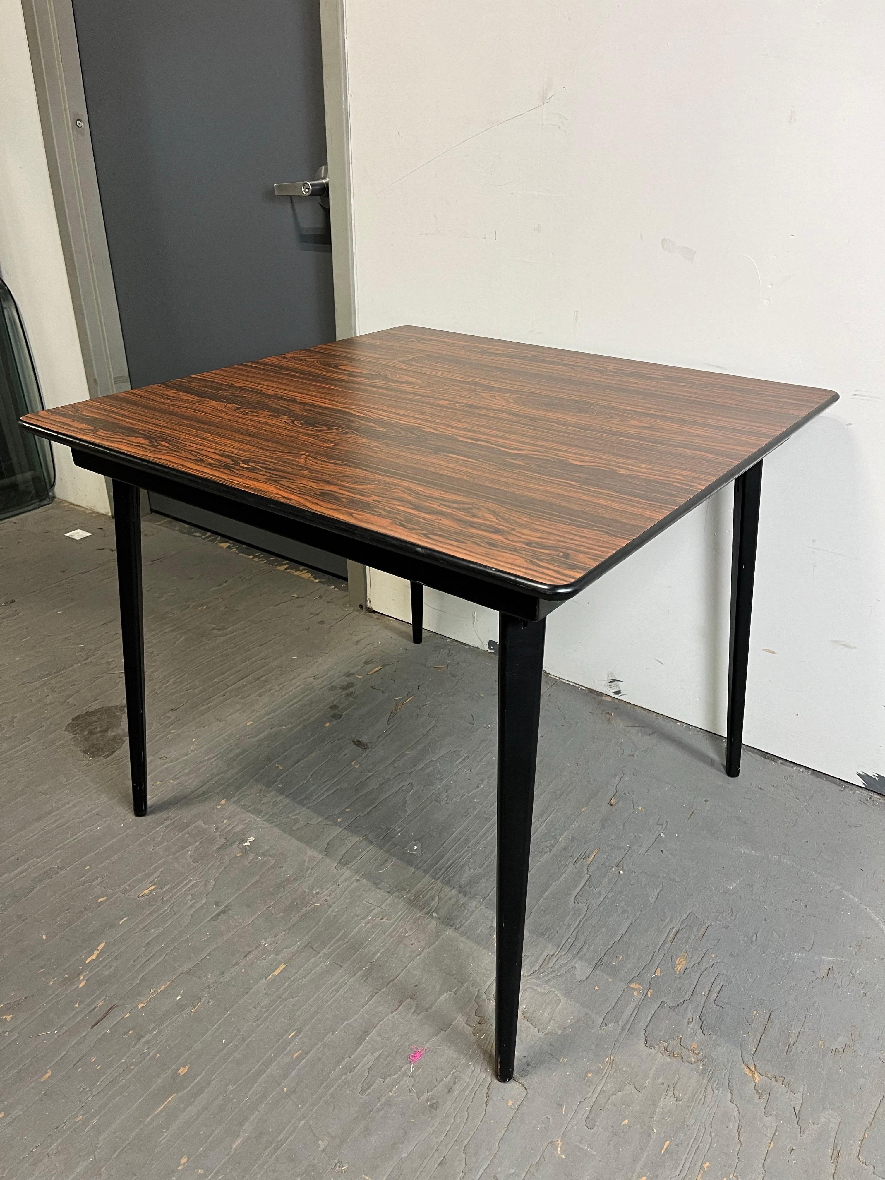 Vintage Foldable Game Table from Stakmore im Zustand „Gut“ im Angebot in W Allenhurst, NJ