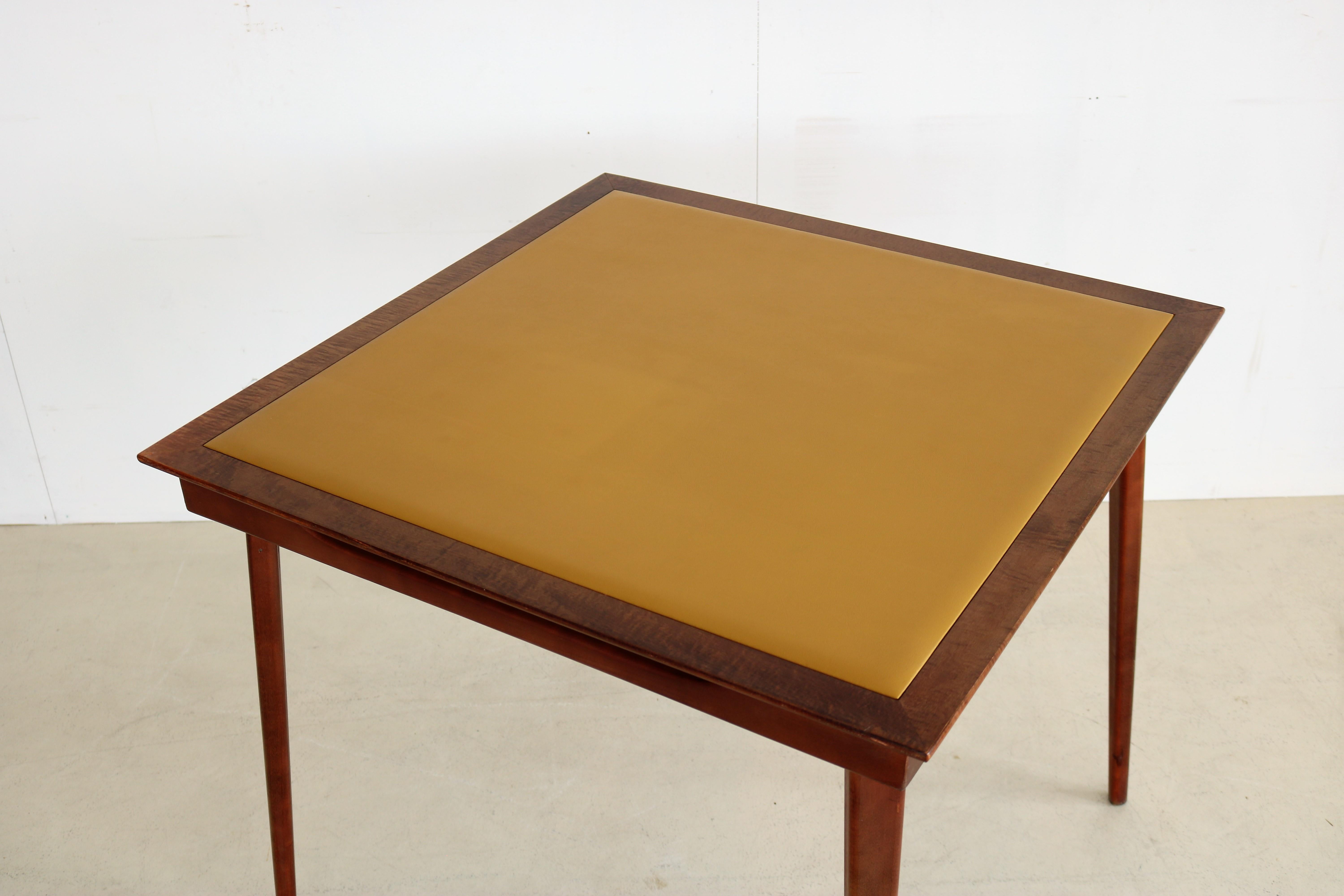Vintage Foldable Table from Stakmore In Good Condition In GRONINGEN, NL
