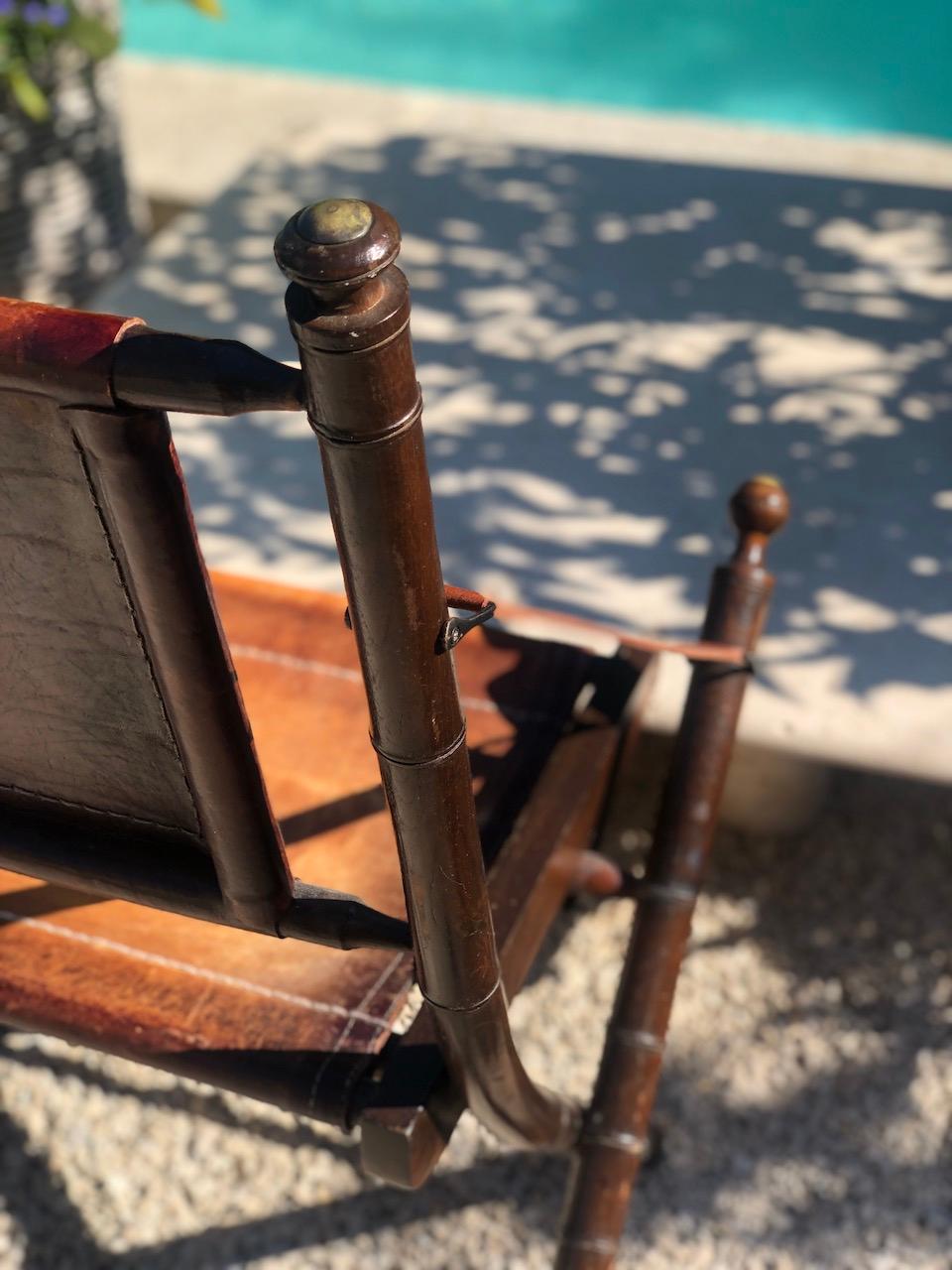 Français Chaise de bateau pliante vintage en cuir, bambou et laiton 1930 en vente