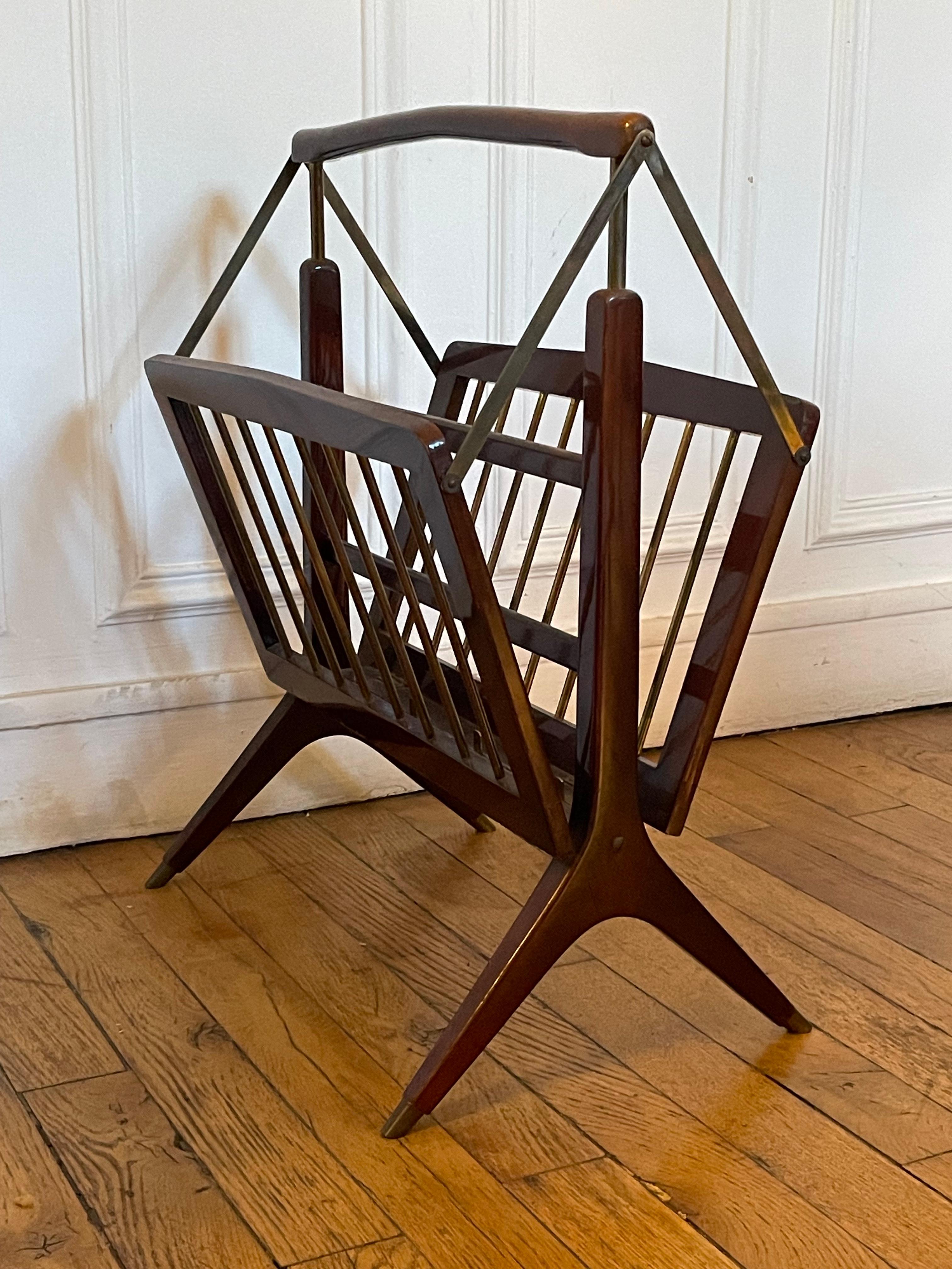 Beautiful designer magazine rack designed by Cesare Lacca in Italy in the 1960s.
The magazine rack is made of brass and walnut wood.
The magazine rack is foldable. This is a rare find, still in excellent condition.

Length 44 cm
Height 54 cm
Depth