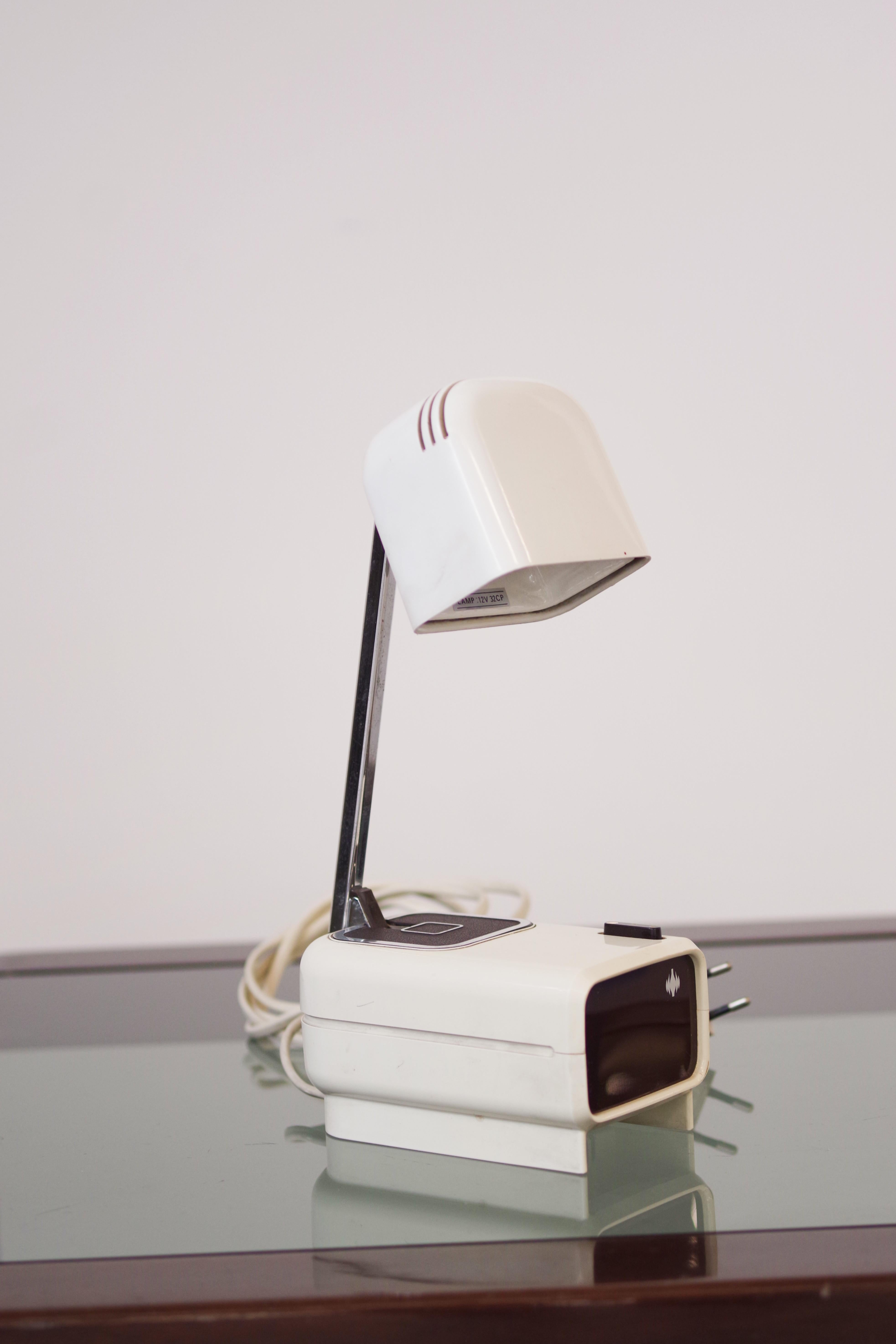 Vintage Folding Reading Lamp with Telescopic Arm and Dual Light Intensity in vendita 3
