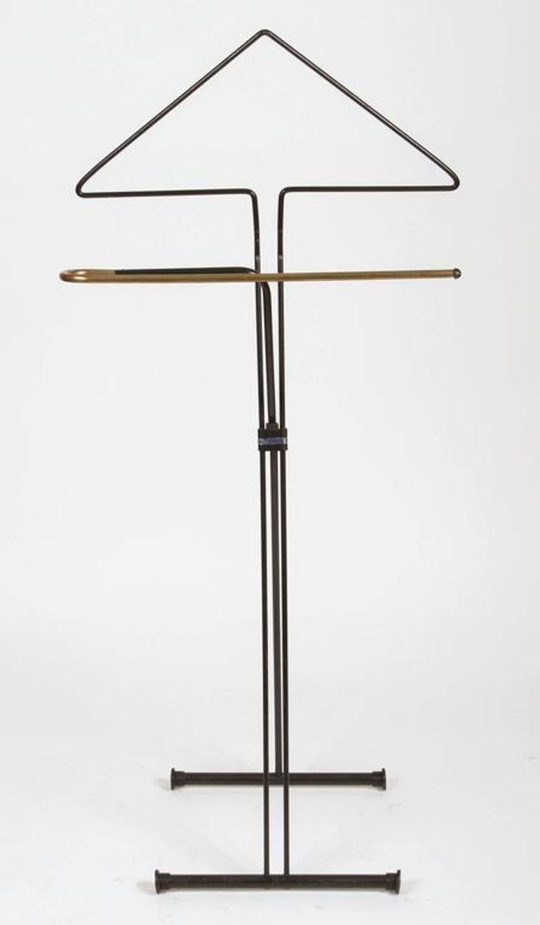 Vintage Fratelli Reguitti stilvoller klappbarer modernistischer Metall-Dienerstand aus den 1950er Jahren.
Italienischer klappbarer Valet Stand aus Eisen und Messing aus der Jahrhundertmitte.
Einzigartige europäische italienische Mid-Century Modern