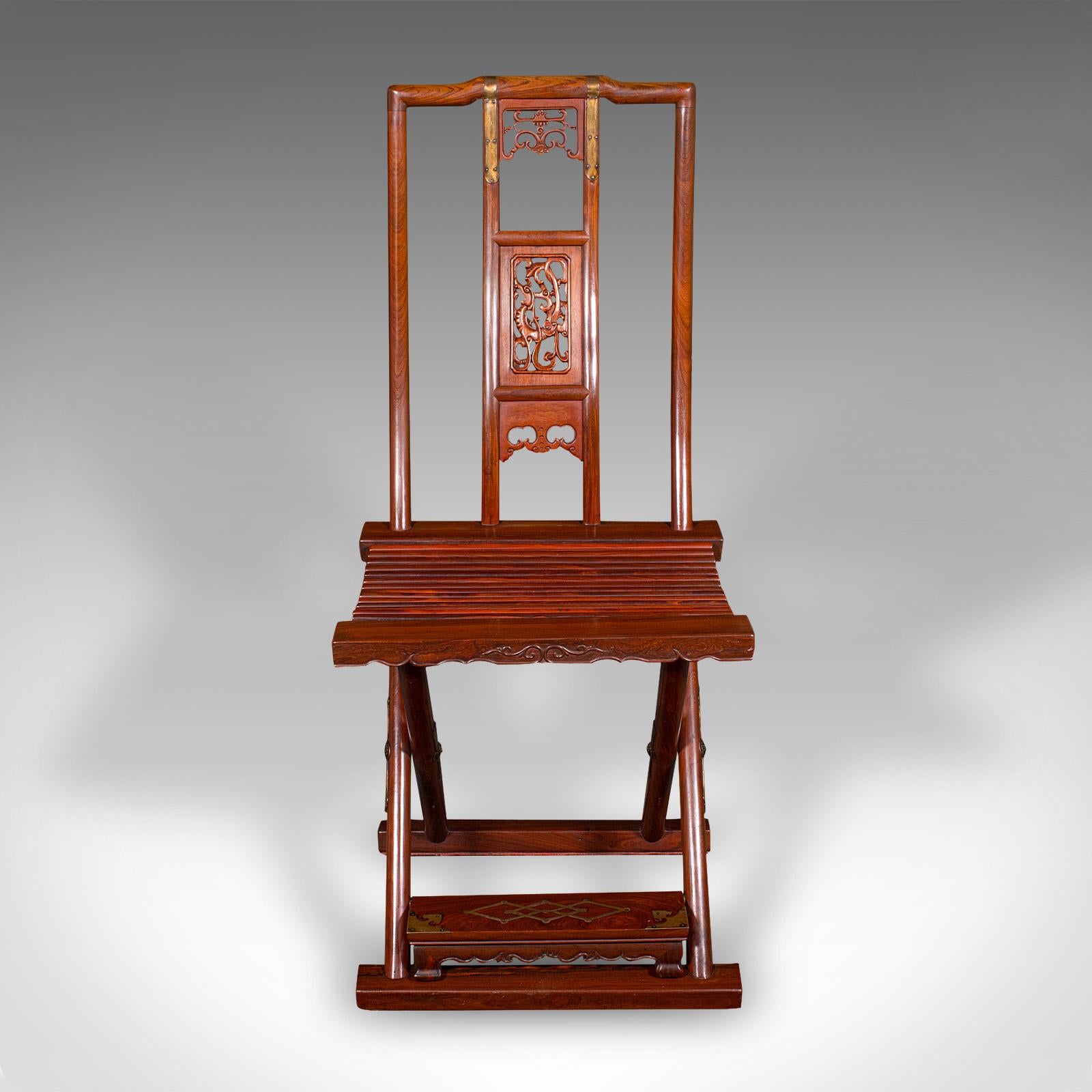 Dies ist ein auffälliger Vintage-Klappstuhl für die Veranda. Ein orientalischer Campaigner-Sitz aus Teakholz mit ausgeprägter Messingverzierung, aus der Zeit des Art déco, um 1930. Dieser charaktervolle und handwerklich gut gemachte Stuhl ist ein
