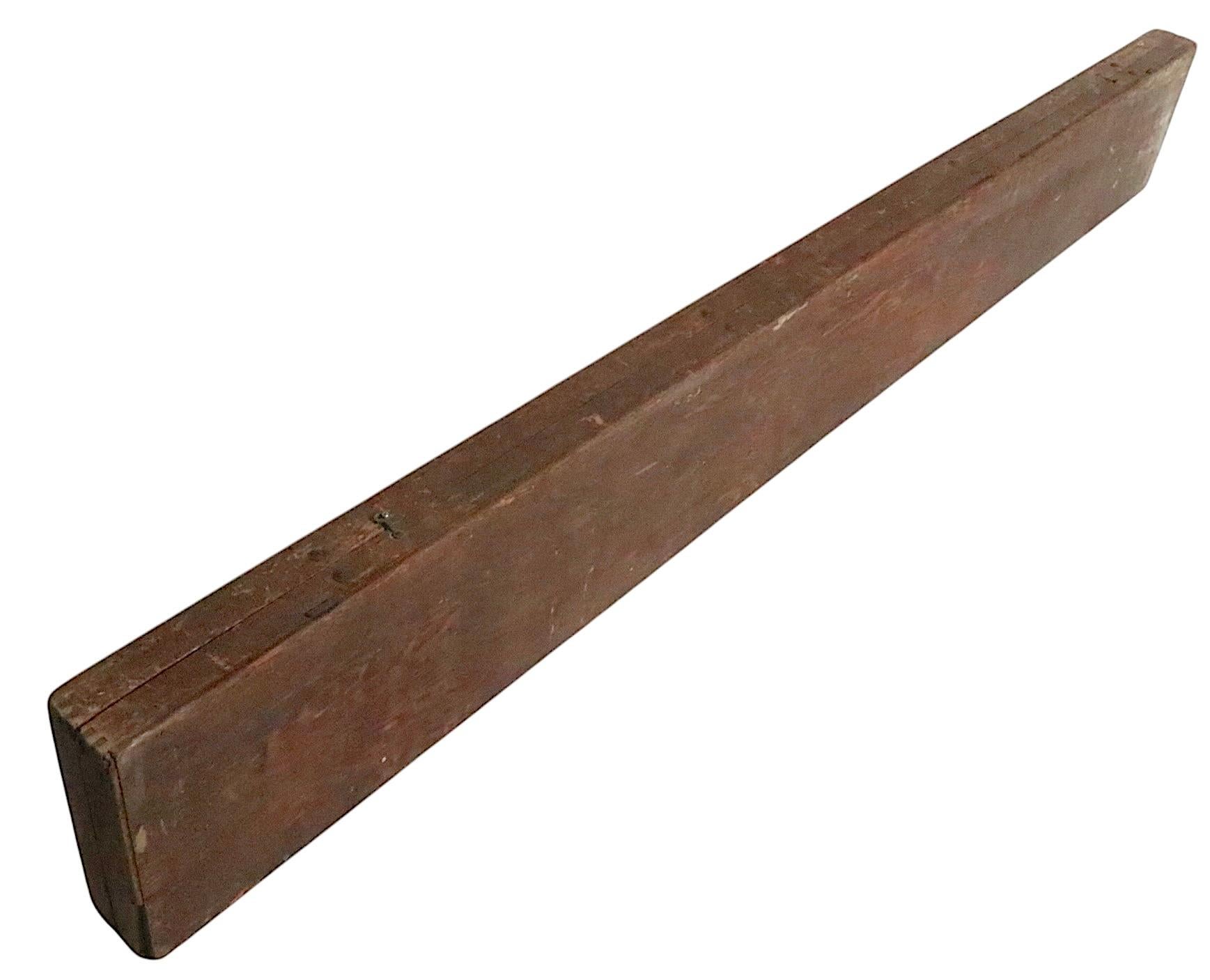 Grande tavolo vintage pieghevole in carta da parati, prodotto negli Stati Uniti negli anni '30 circa. Il tavolo è costruito in legno, con ferramenta in metallo, il piano si apre al centro e le gambe si piegano e si bloccano in posizione grazie a