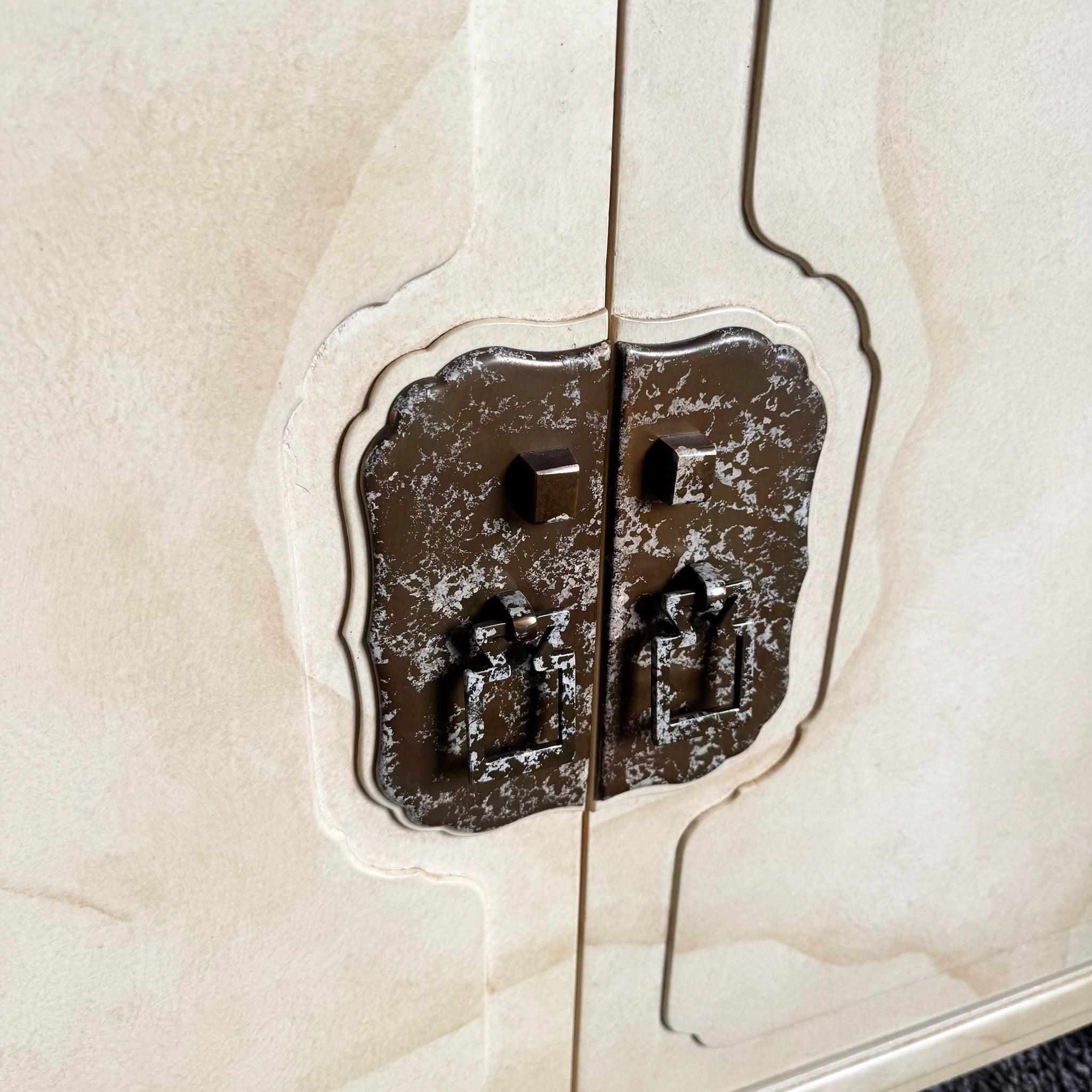 Vintage Folio Faux Goat Skin Lacquered Credenza by Henredon en vente 3