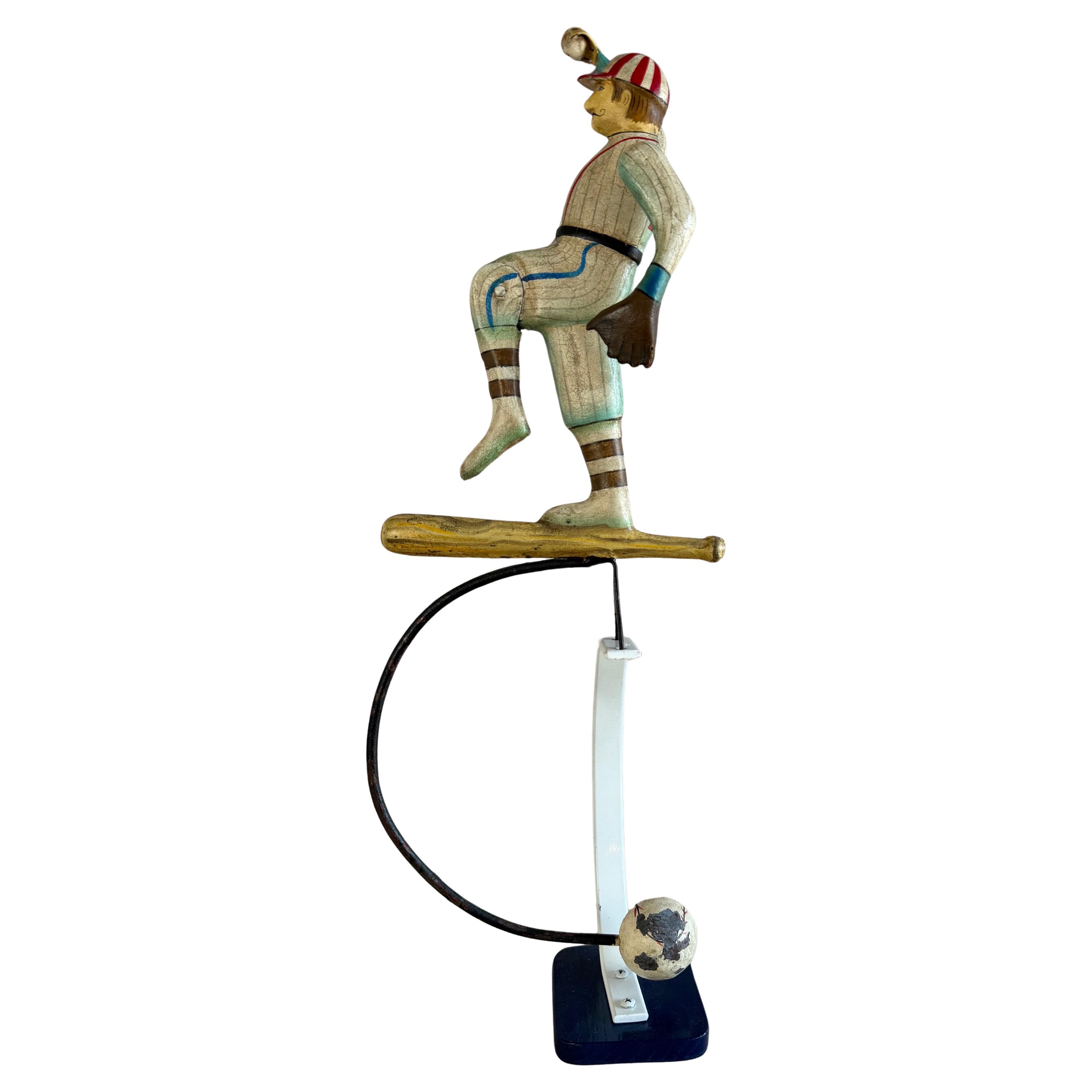 Escultura cinética Vintage Folk Art Jugador de béisbol en equilibrio