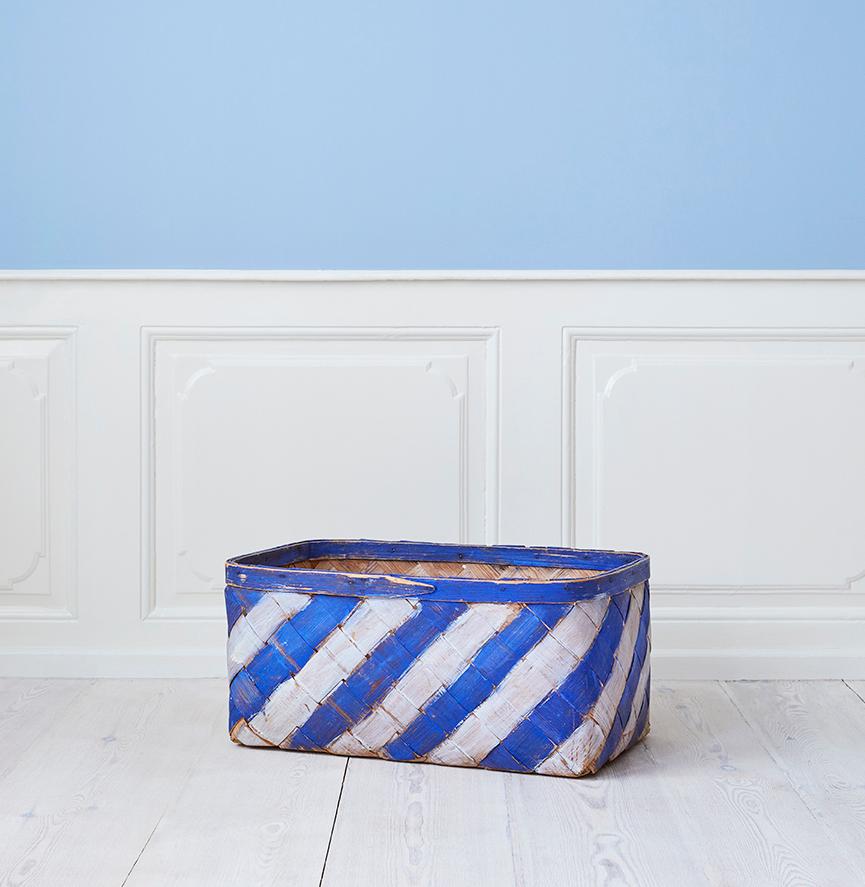 Vintage Folk Artbasket with blue and white stripes, Sweden, Mid 19th-Century

Folk art punnet painted blue and white. Rectangular shape. 
Manufactured of wooden shavings mid 1900s. The paint is original.