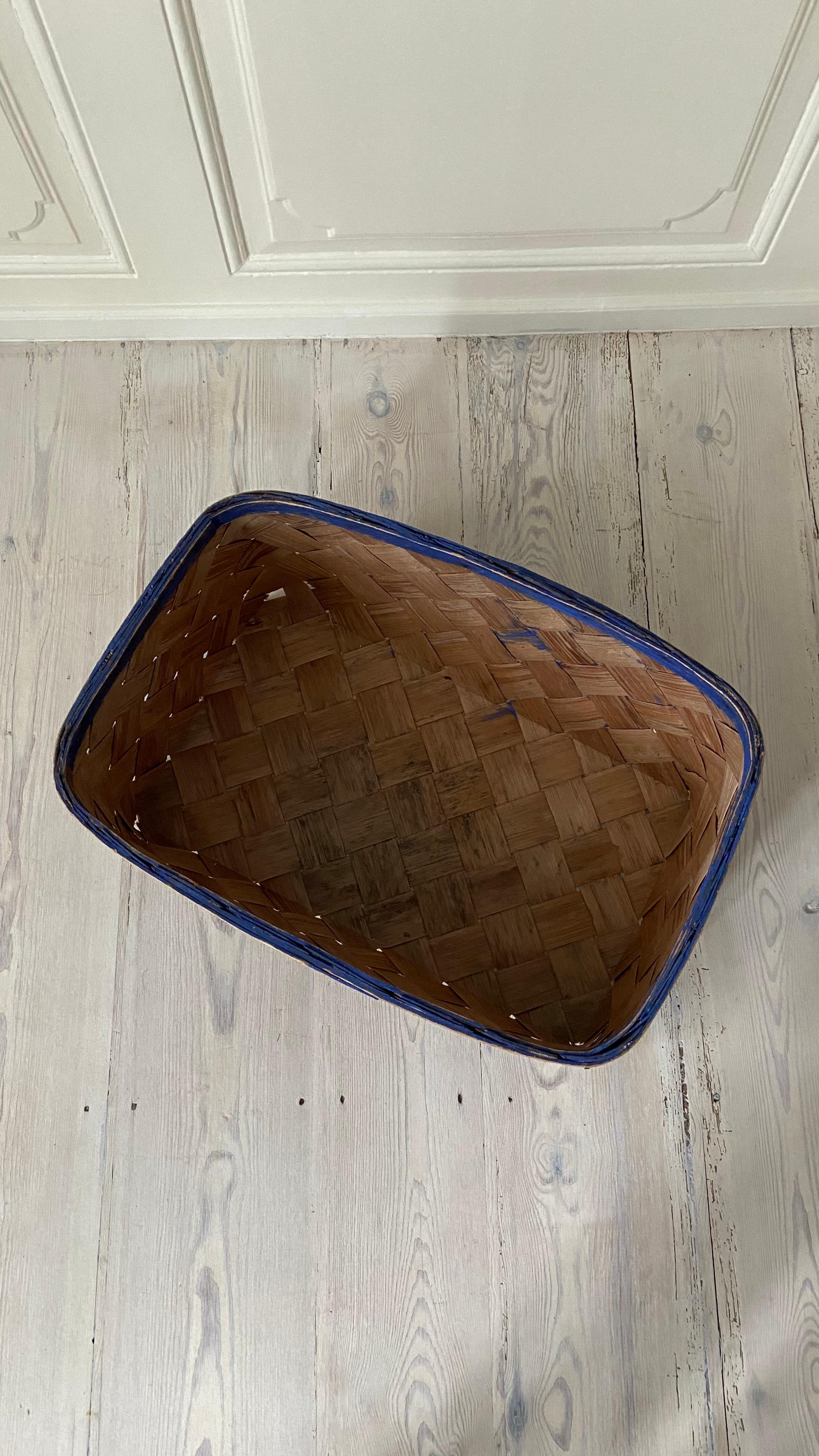 Vintage Folk Art Basket with Blue and White Stripes, Sweden, Mid 19th-Century In Good Condition For Sale In Copenhagen K, DK