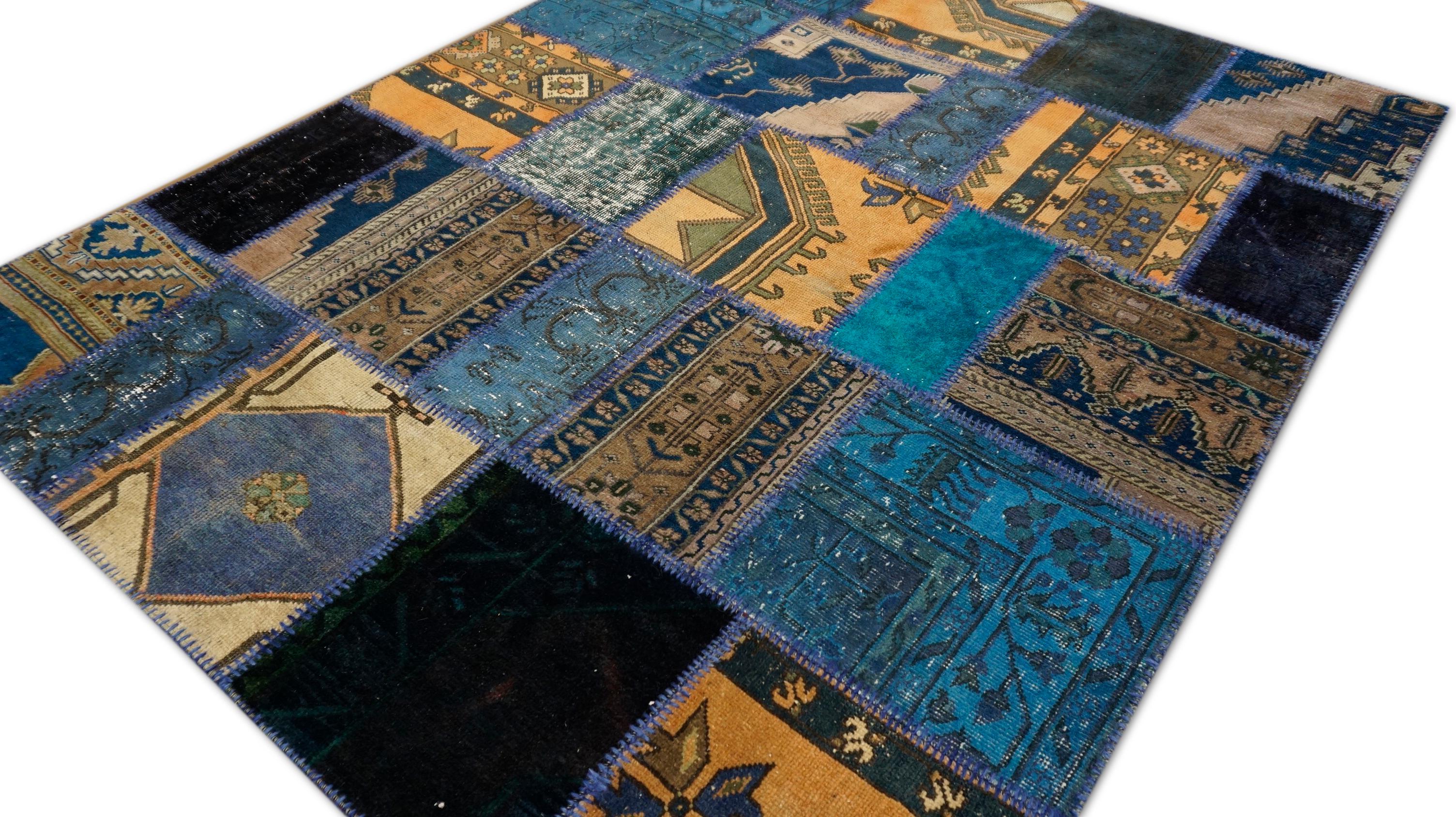 Dieser unverwechselbare Flickenteppich ist eine überzeugende Mischung aus Erbe und Kunstfertigkeit. Er besteht aus handgeknüpften Wollfragmenten von alten Teppichen. In einer fesselnden Farbpalette aus tiefem Indigo, Terrakotta, Hellbraun, Schwarz