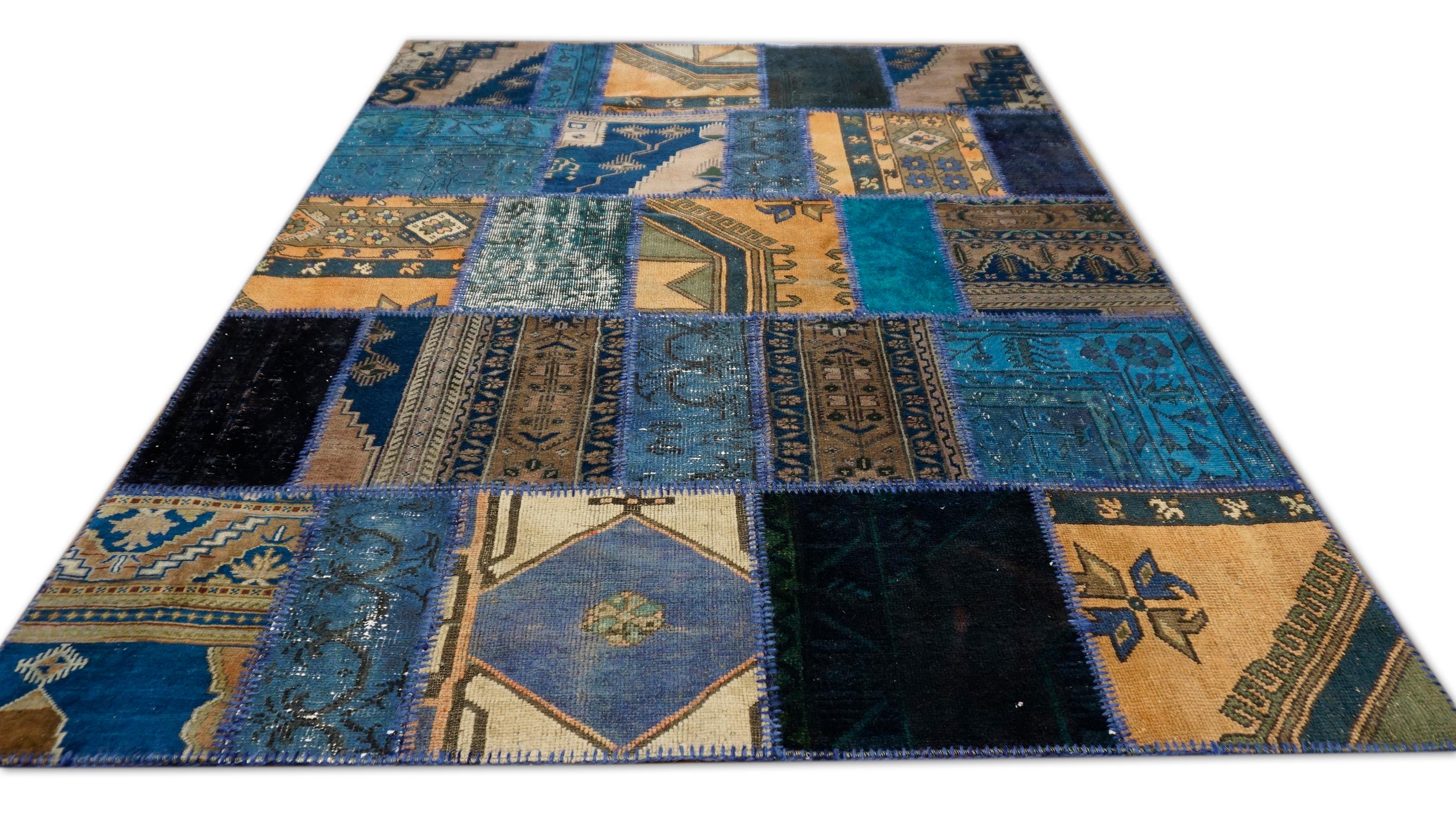 Vintage Volkskunst-Patchwork-Wollteppich mit blauem und hellbraunem Motiv 5'6''x7' (Handgewebt) im Angebot