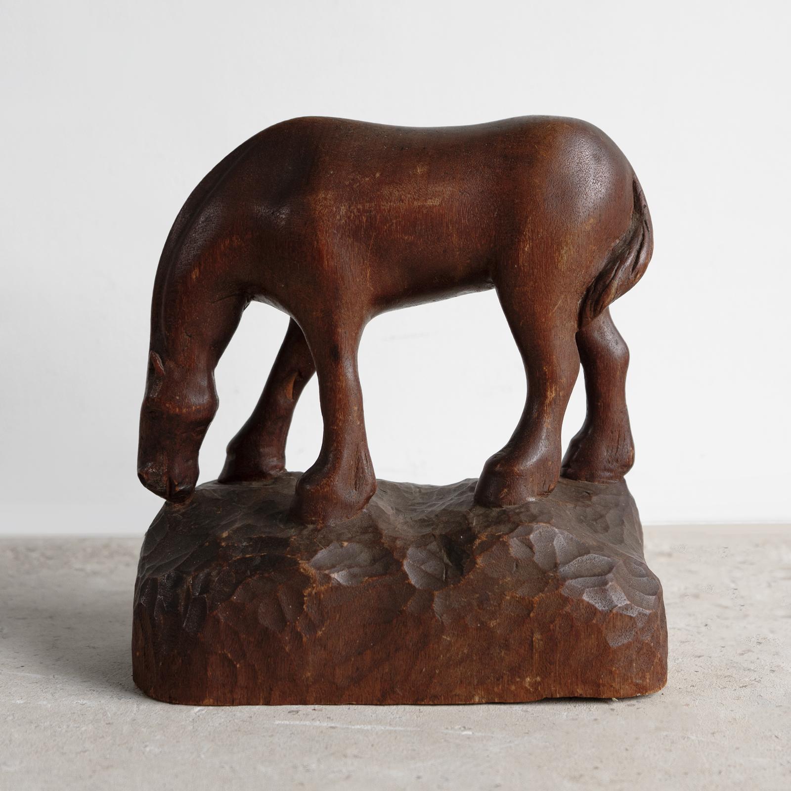SCULTURA IN LEGNO VINTAGE RAFFIGURANTE UN CAVALLO

Un'affascinante ed elegante rappresentazione di un cavallo al pascolo.

Sapientemente scolpito da un unico pezzo di legno con un bellissimo contrasto tra il cavallo liscio e la base più ruvida, dove