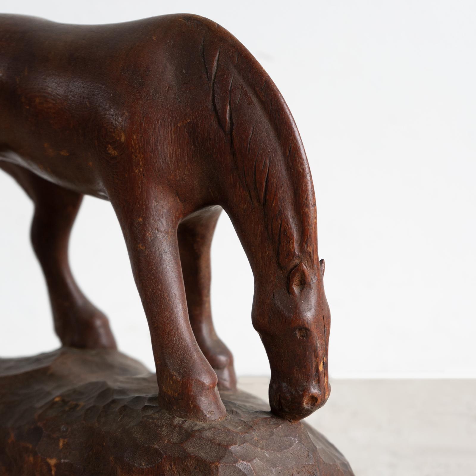 Scultura di cavallo in legno intagliato Art Carved d'epoca, metà del 20° secolo In condizioni buone a Bristol, GB