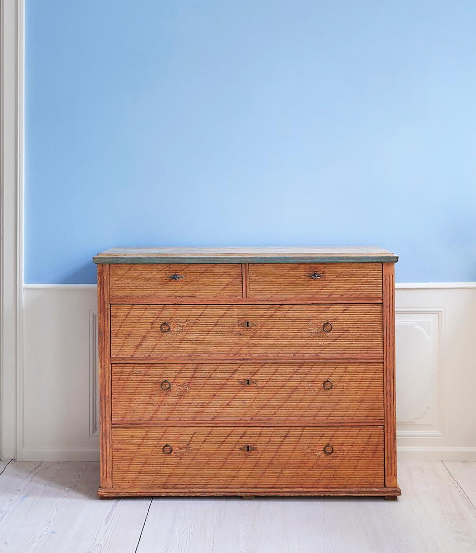 Sweden, early 19th century.

Folk Art chest of drawers in neoclassical style. Painted pine. Unusual faux paint that resembles tiger stripes. Marble effect paint on the table top.

Measures: H 98.5 x W 121 x D 49 cm.