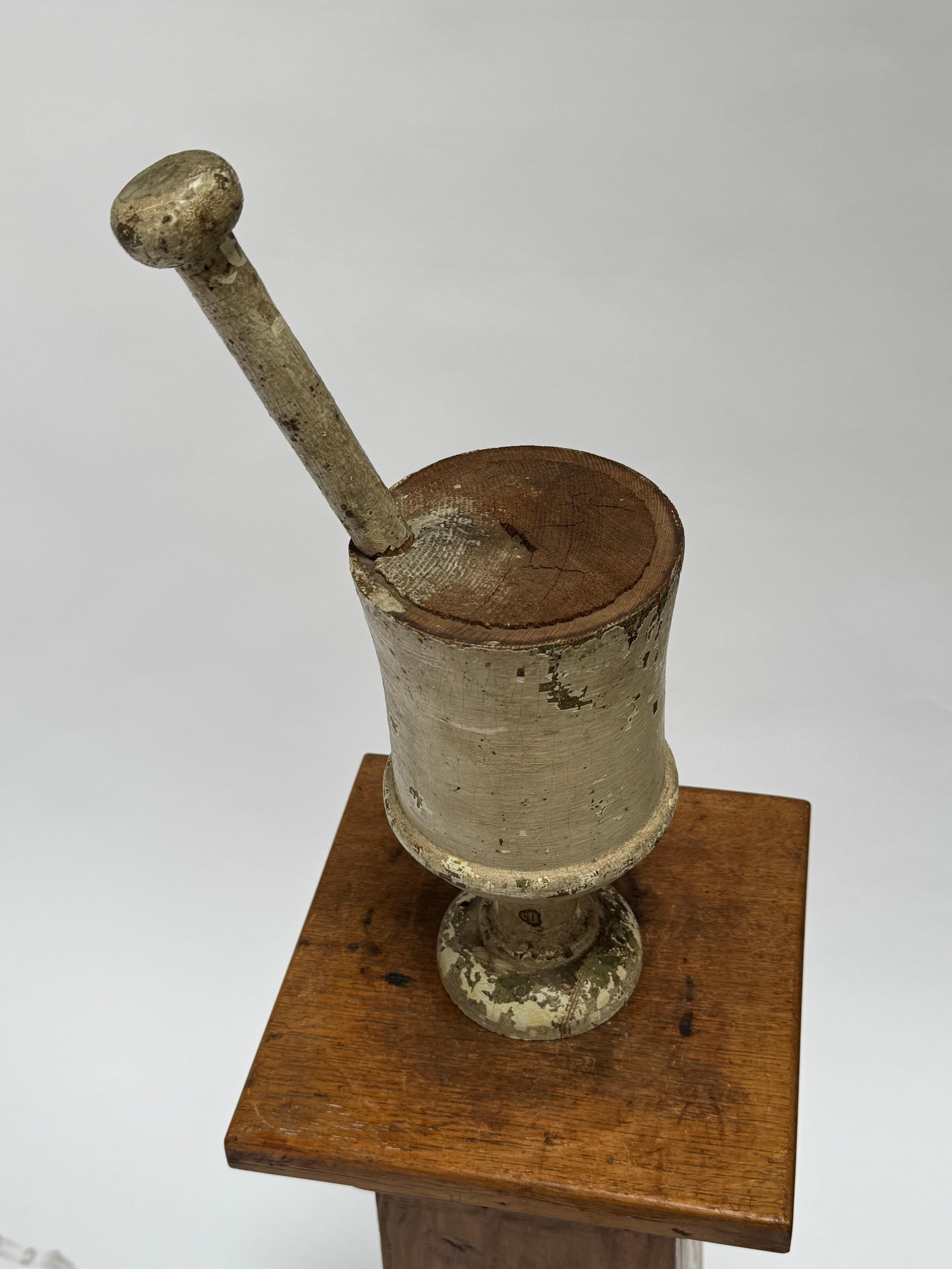 Arte popolare Vintage Folk Art / Early Pharmacy Wooden Signage of Pestle & Mortar 19th Century in vendita
