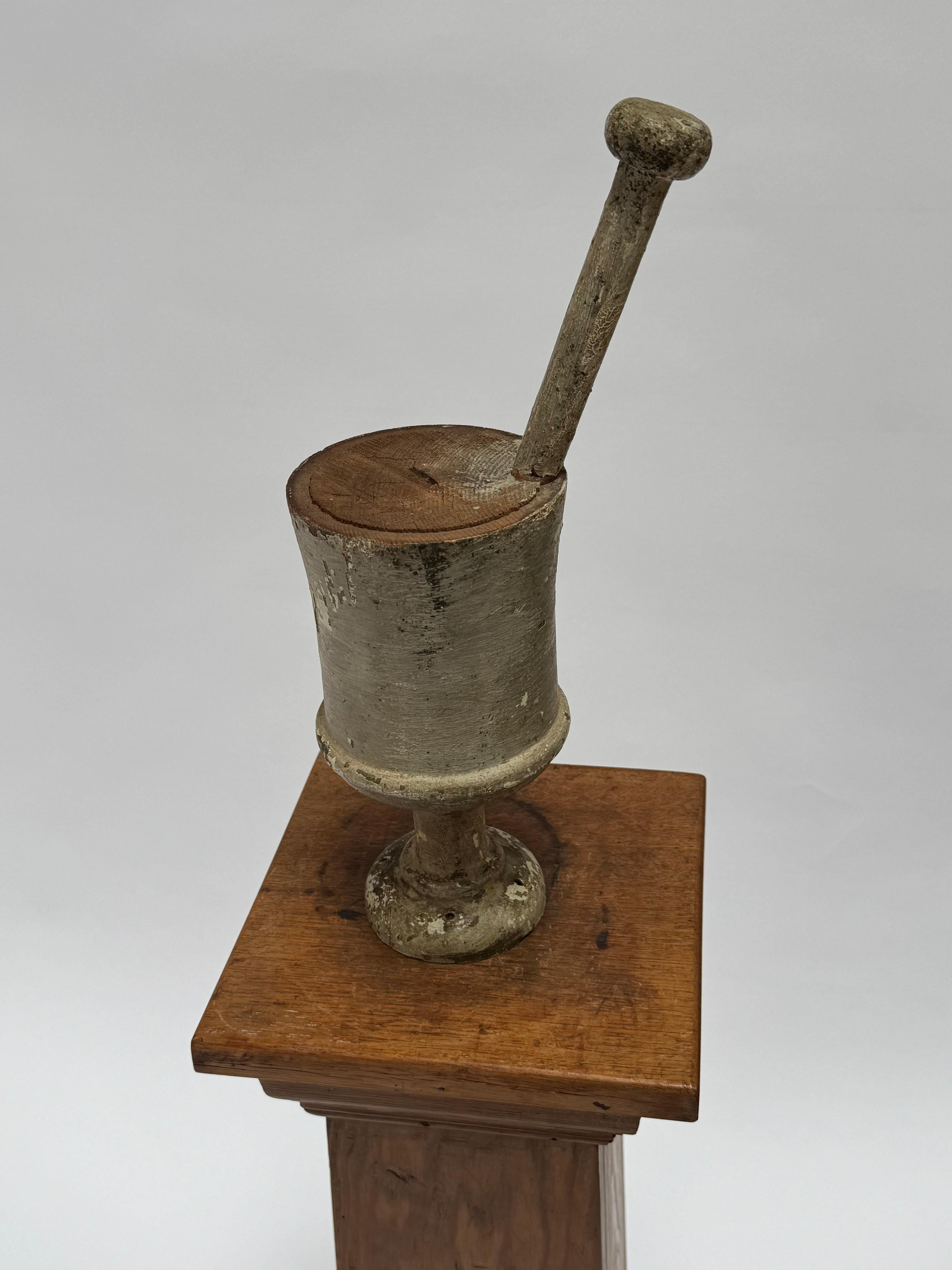 Fatto a mano Vintage Folk Art / Early Pharmacy Wooden Signage of Pestle & Mortar 19th Century in vendita