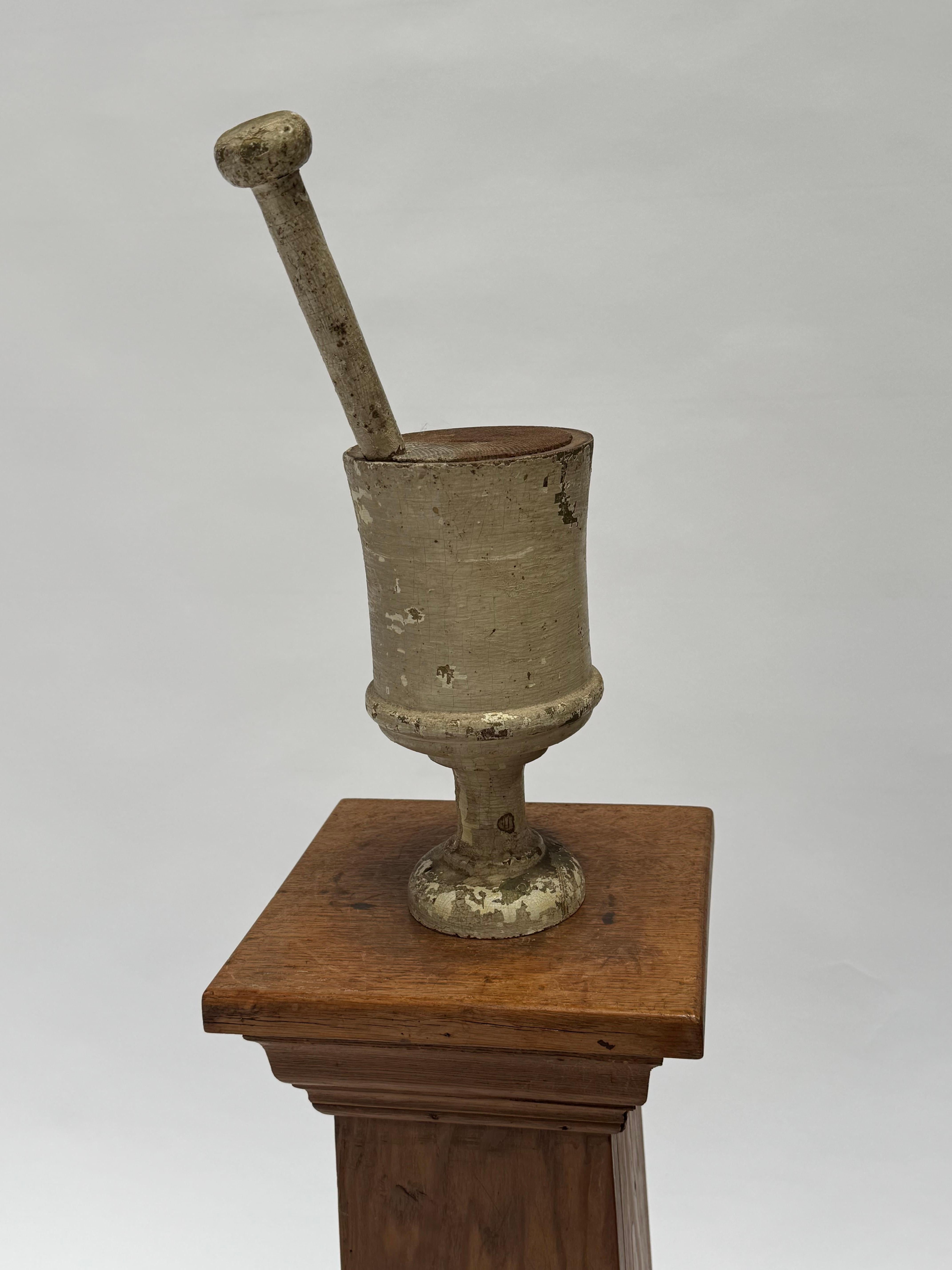 Fine XIX secolo Vintage Folk Art / Early Pharmacy Wooden Signage of Pestle & Mortar 19th Century in vendita