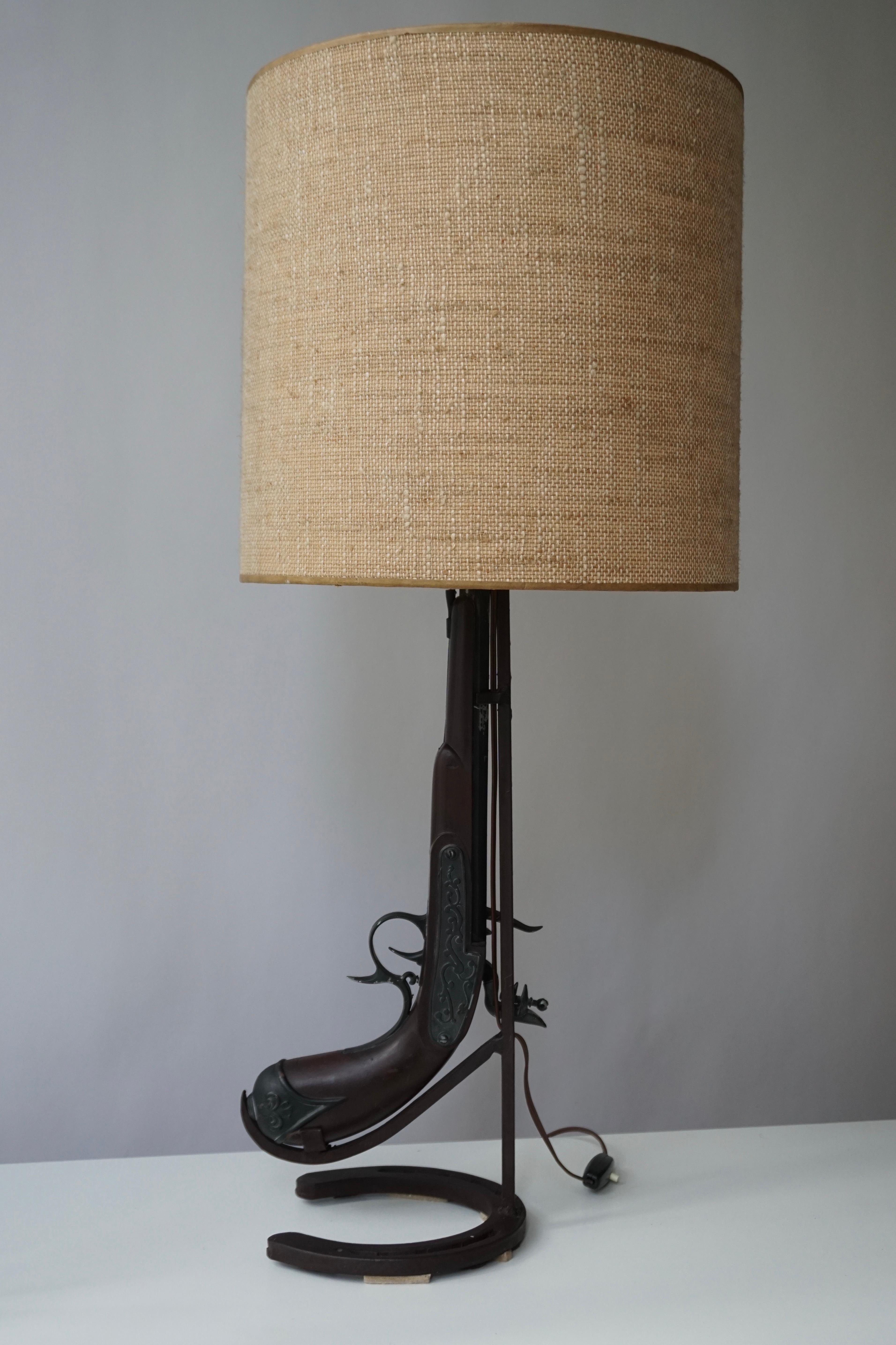 Fer forgé Lampe à fusil d'artisanat vintage en fer forgé et bois