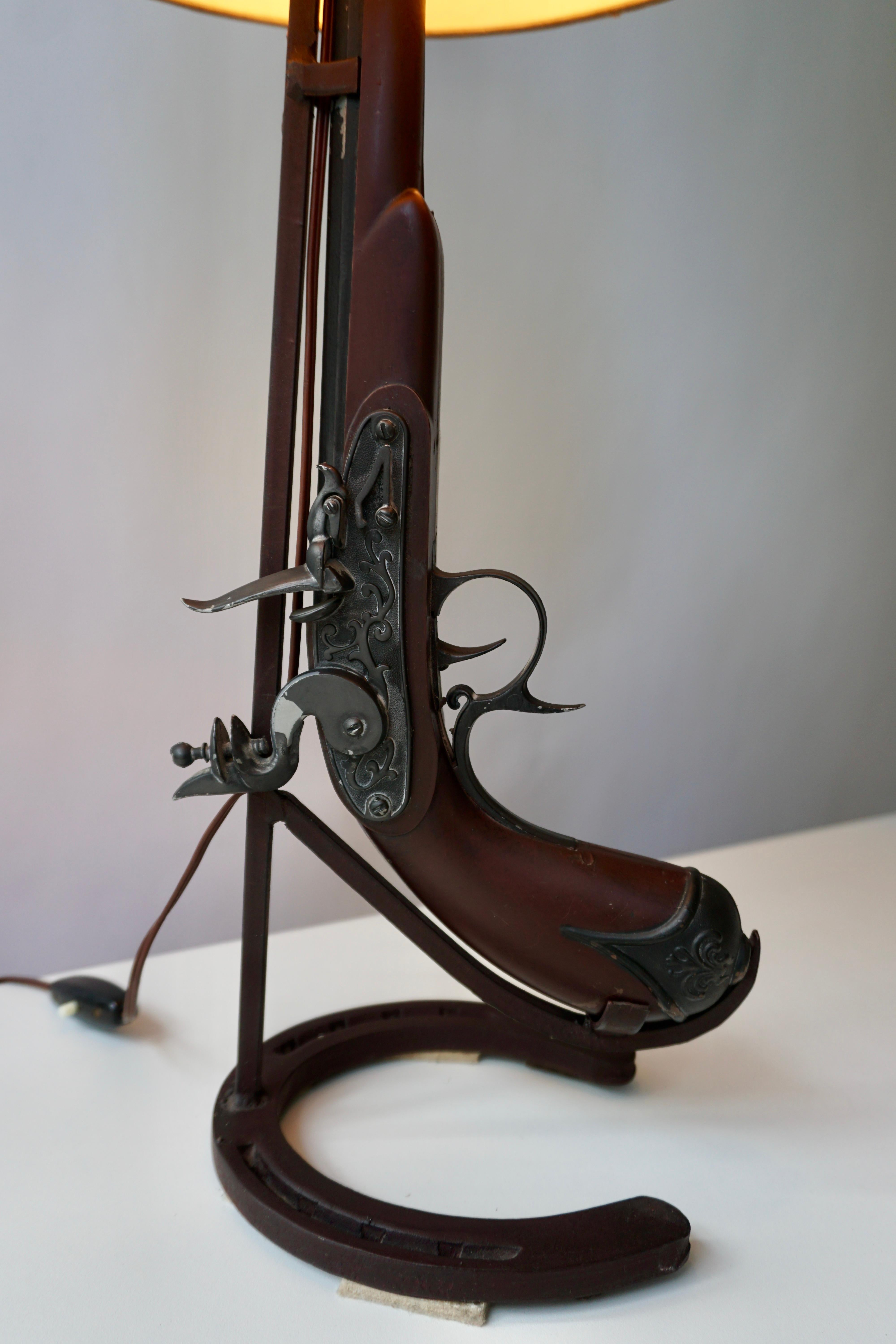 Vintage Folk Art Gun Lamp of Wrought Iron and Wood In Good Condition In Antwerp, BE