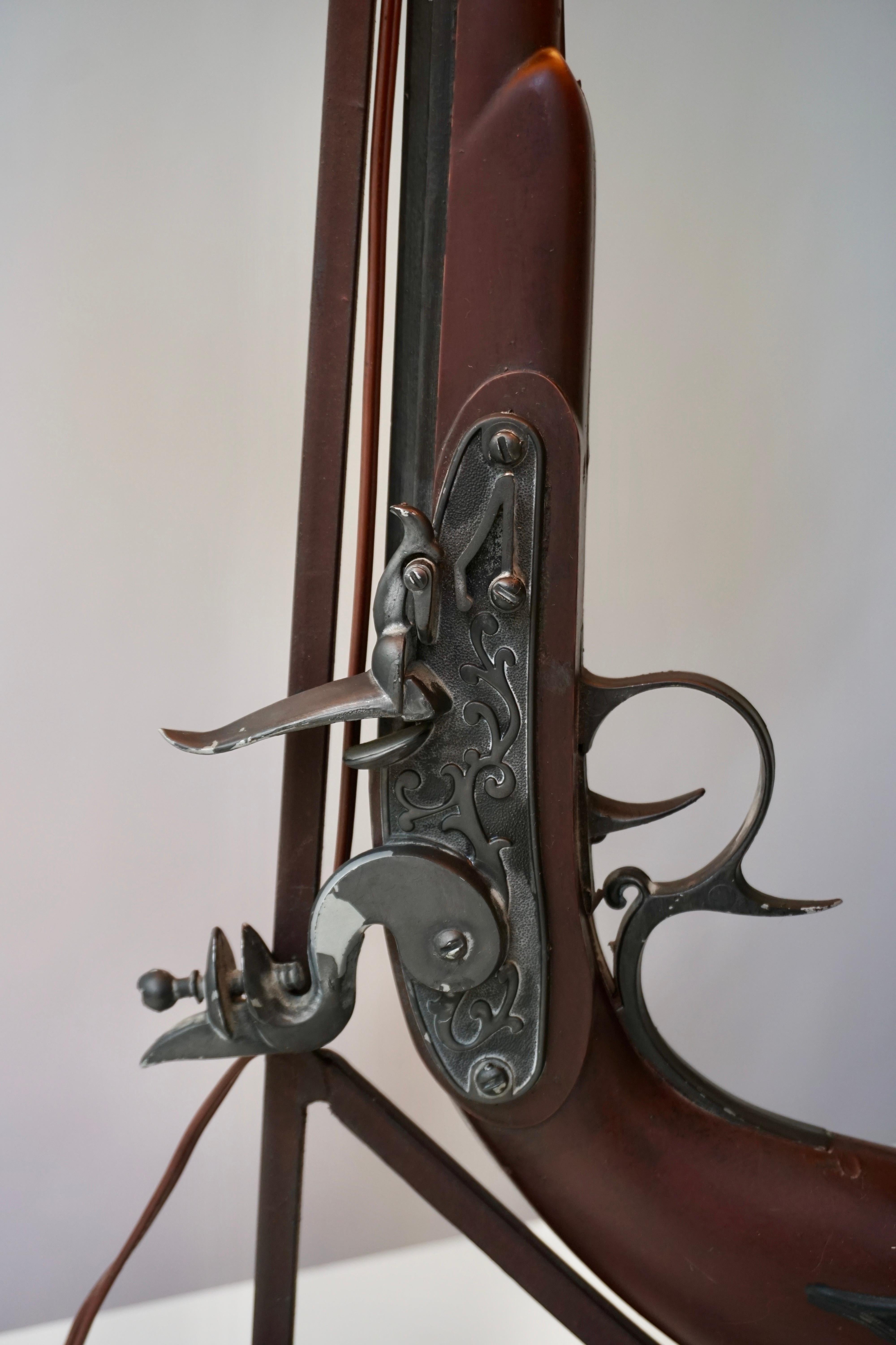Lampe à fusil d'artisanat vintage en fer forgé et bois 2