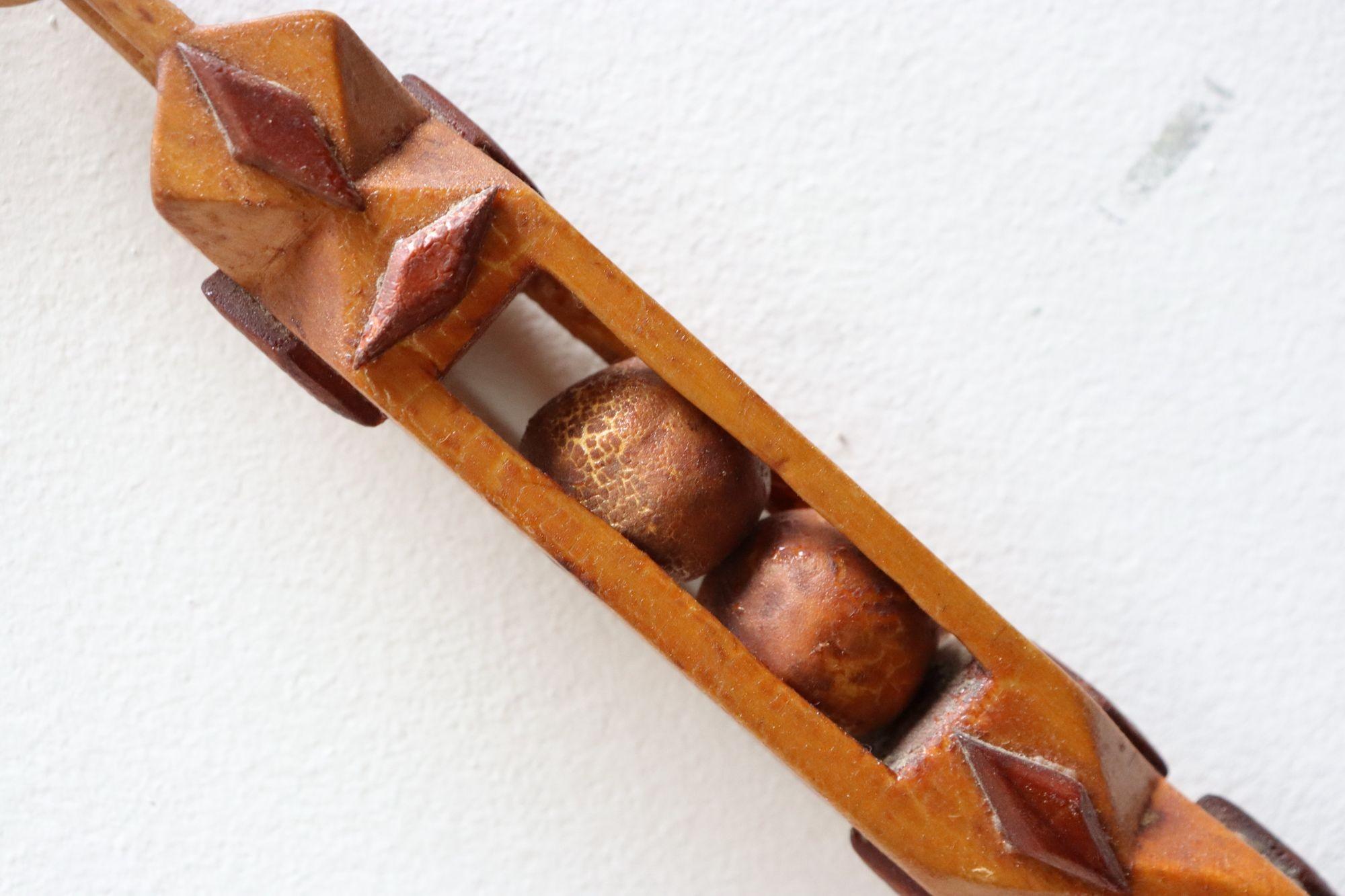 Vintage Folk Art Carved and Painted Dual Ball in Cage Whimsy Chain (Chaîne fantaisie) en vente 2