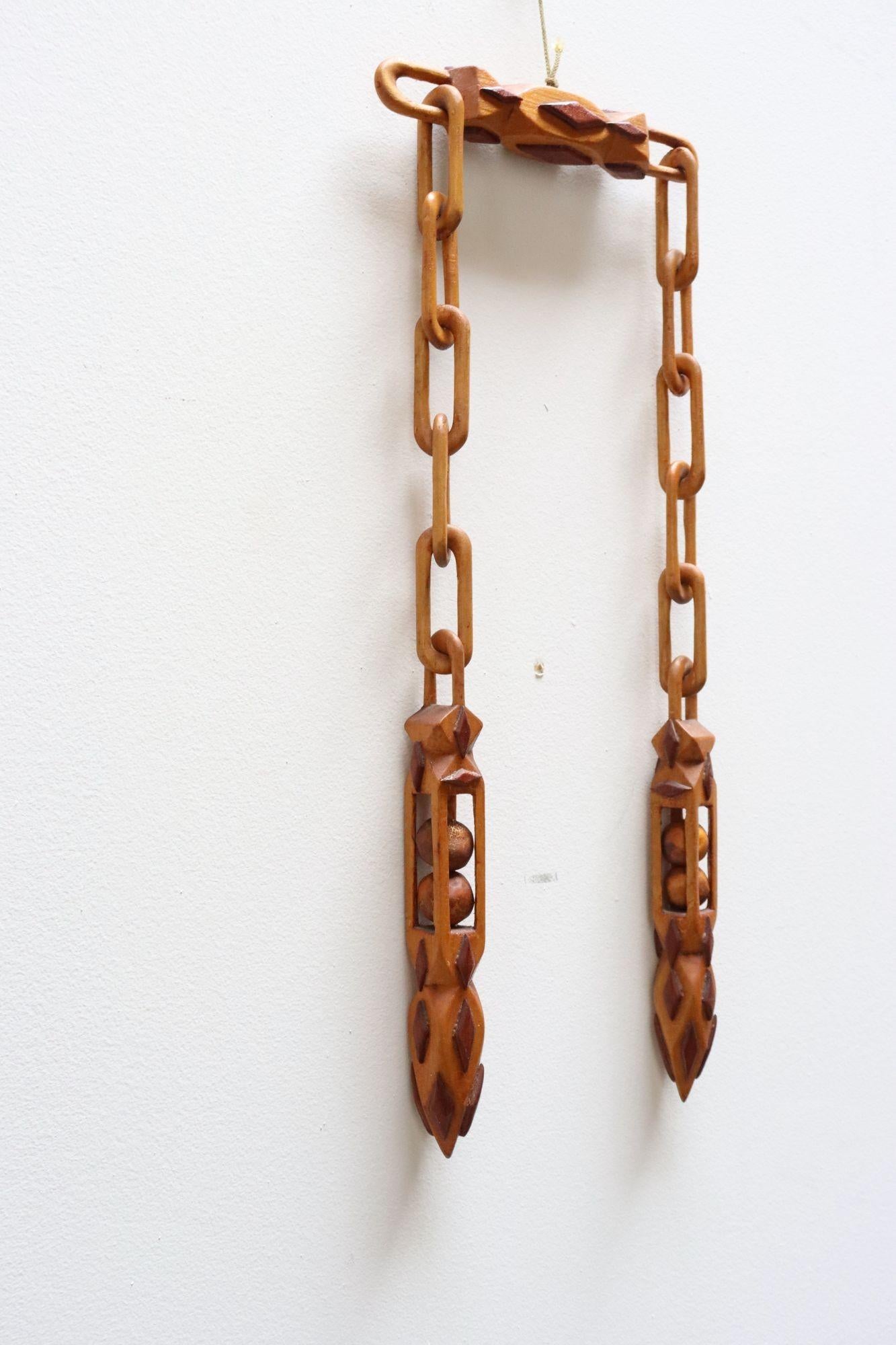 Artisanat Vintage Folk Art Carved and Painted Dual Ball in Cage Whimsy Chain (Chaîne fantaisie) en vente