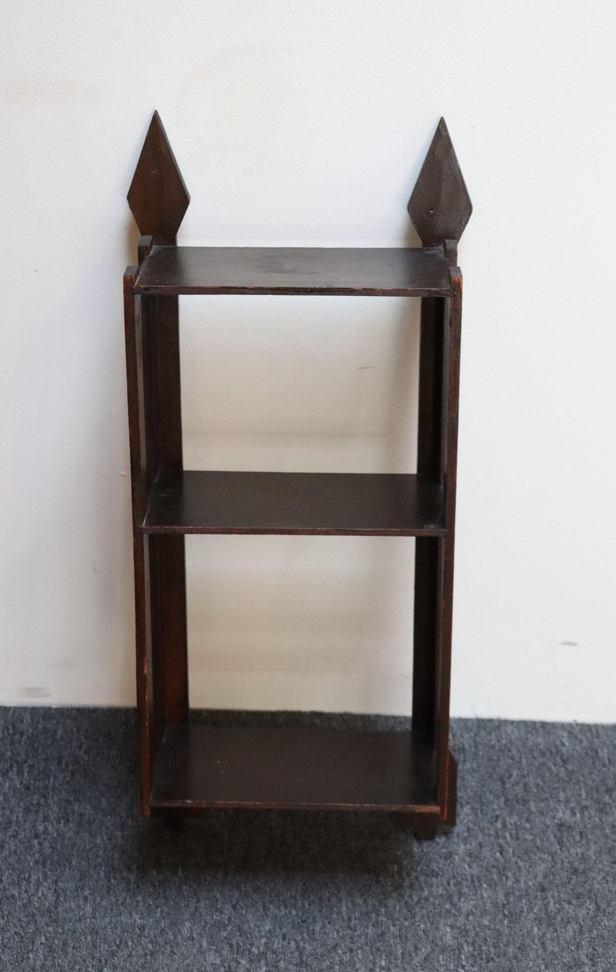 Vintage Folk Art Hand geschnitzt und gebeizt Walnuss Wandregal mit Pfeilen Motiv (20. Jahrhundert) im Angebot