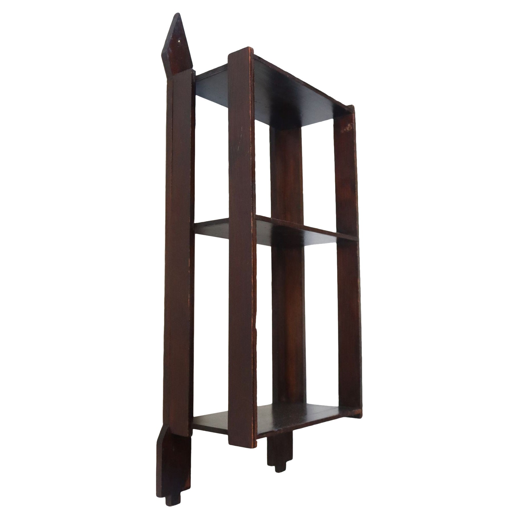 Vintage Folk Art Hand geschnitzt und gebeizt Walnuss Wandregal mit Pfeilen Motiv im Angebot