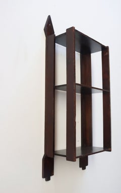 Vintage Folk Art Carved and Stained Walnut with Arrows Motif Étagère murale en noyer sculptée et teintée à la main