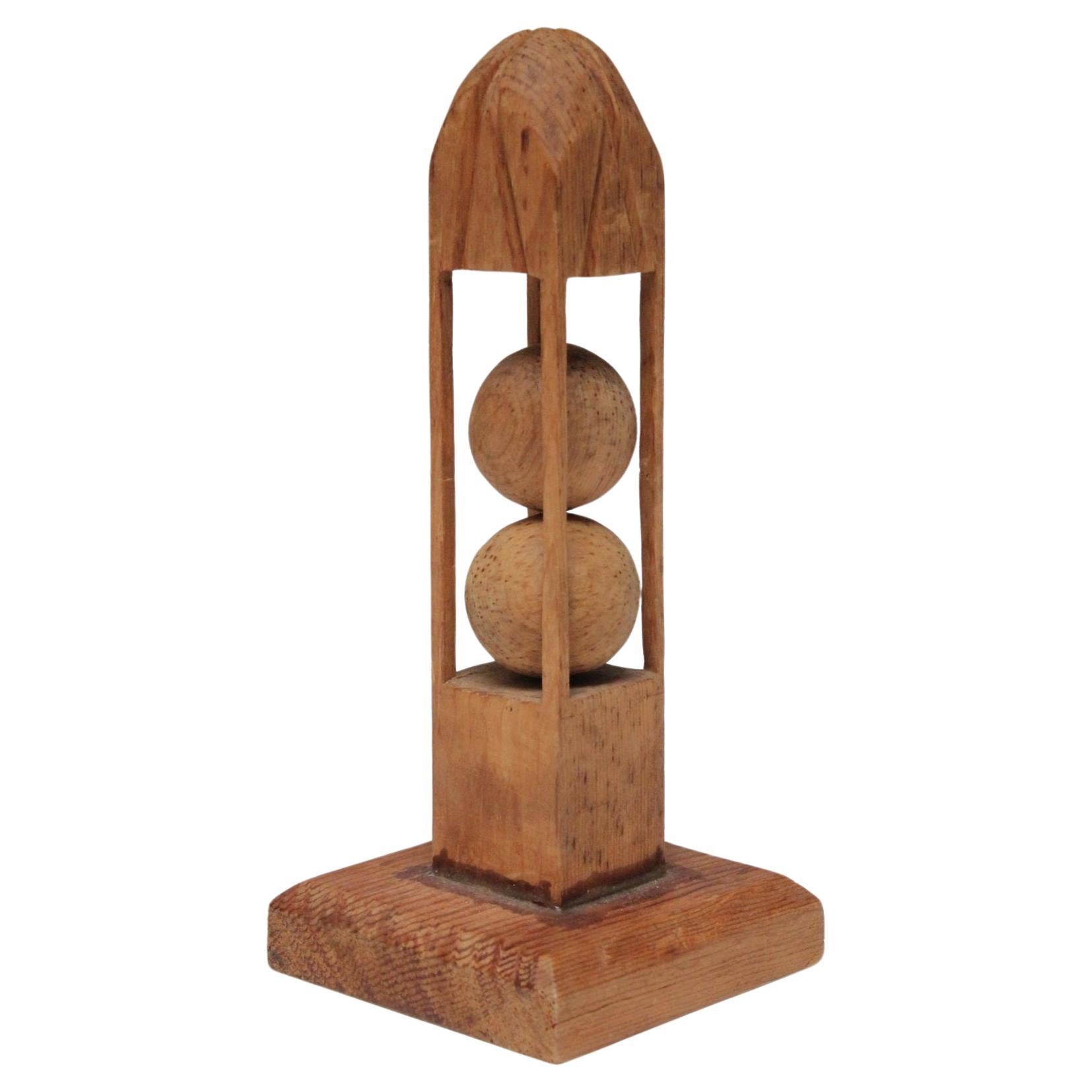 Escultura caprichosa en forma de obelisco "Bola en jaula" de arte popular vintage tallada a mano
