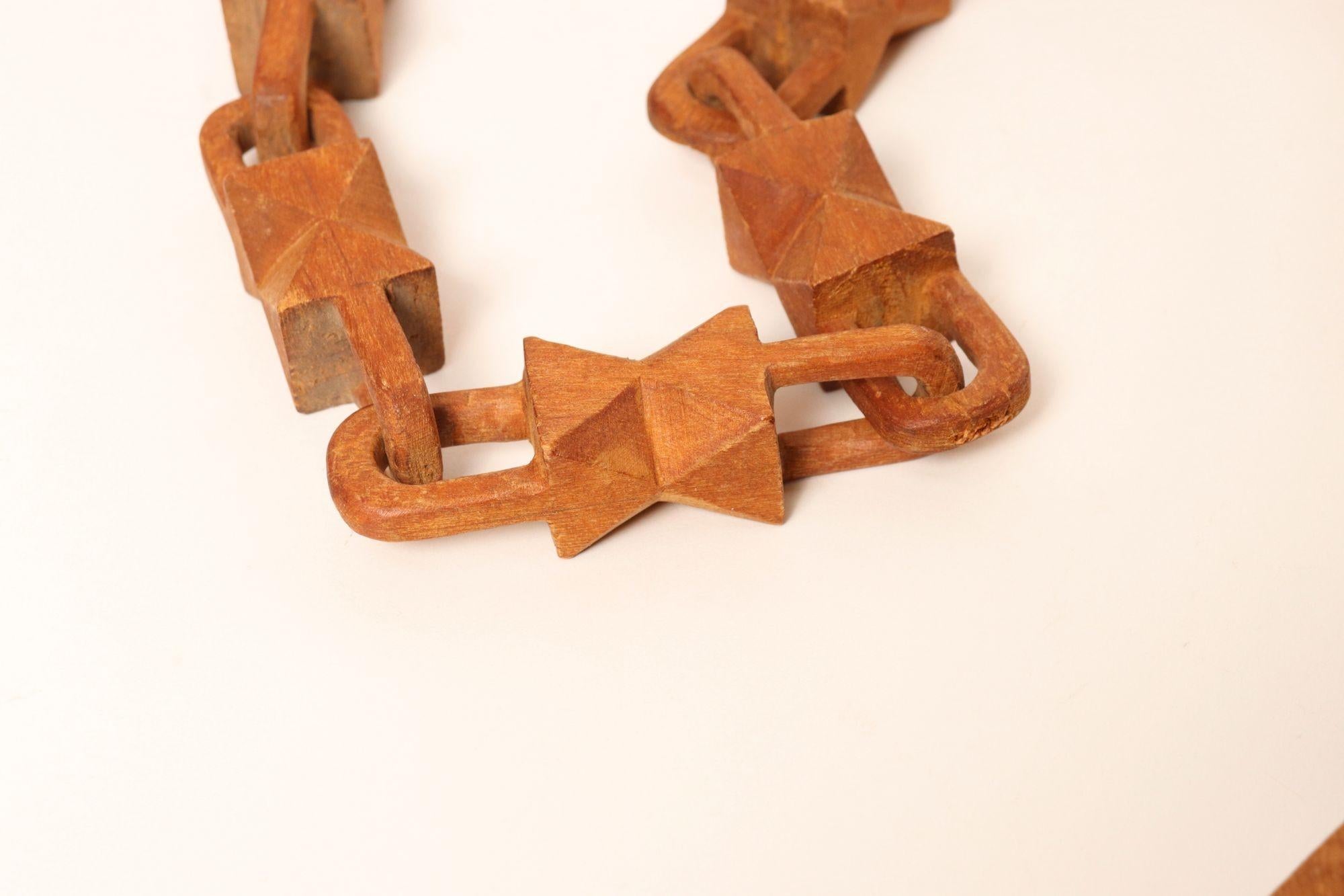 Vintage Folk Art Hand-Carved Bow Tie Whimsy Chain en vente 2