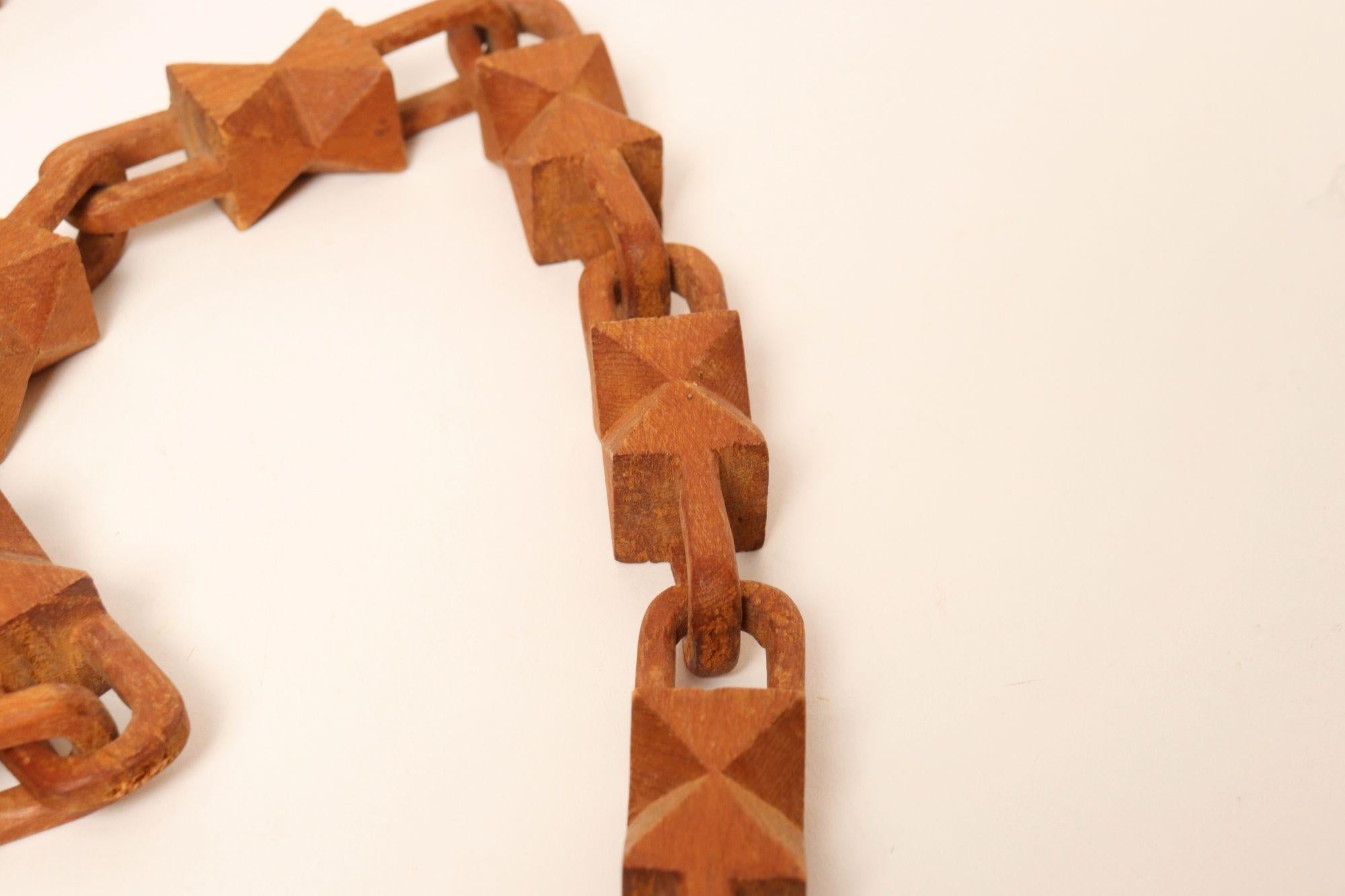 Vintage Folk Art Hand-Carved Bow Tie Whimsy Chain en vente 3