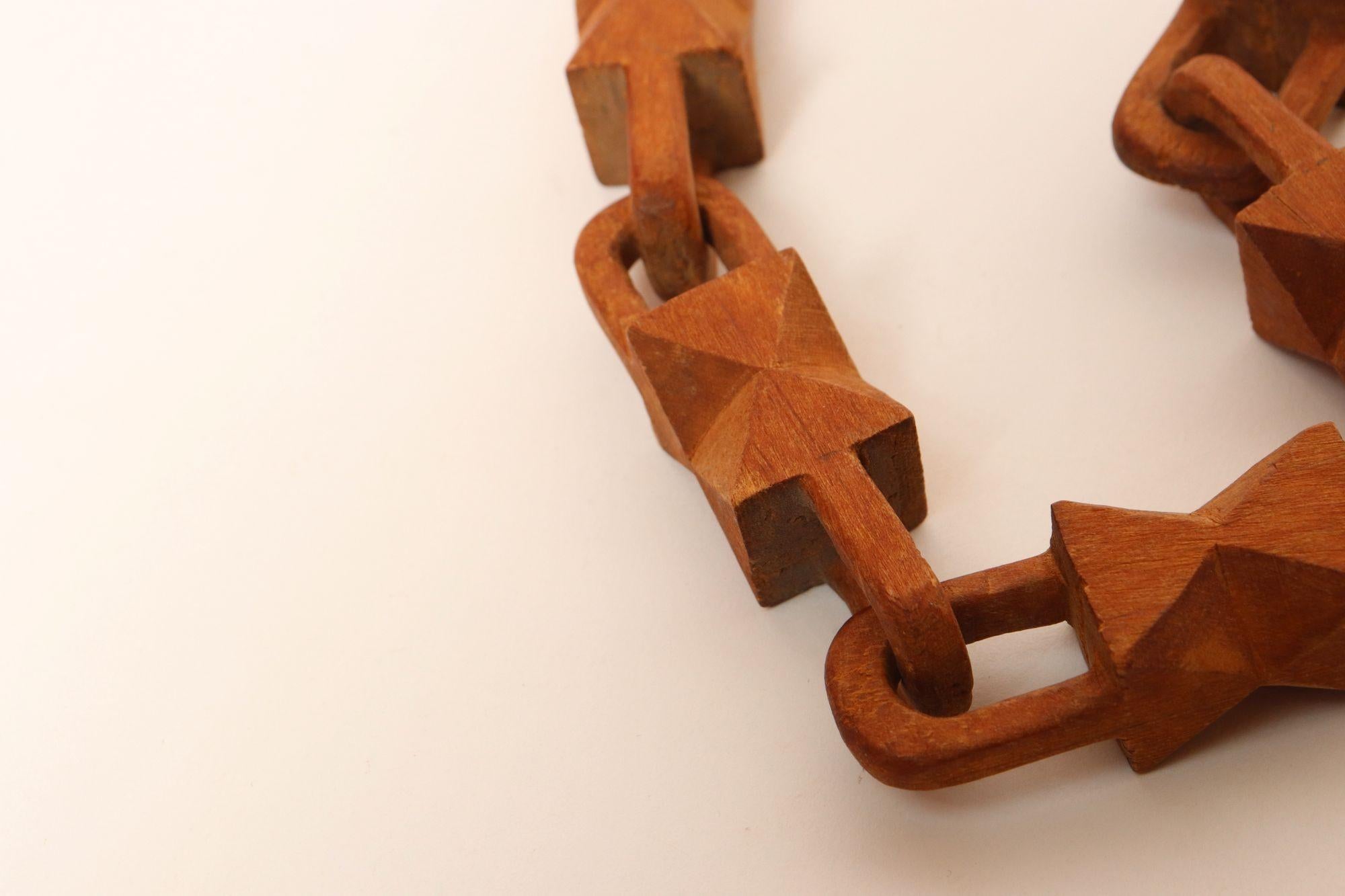 Vintage Folk Art Hand-Carved Bow Tie Whimsy Chain en vente 4