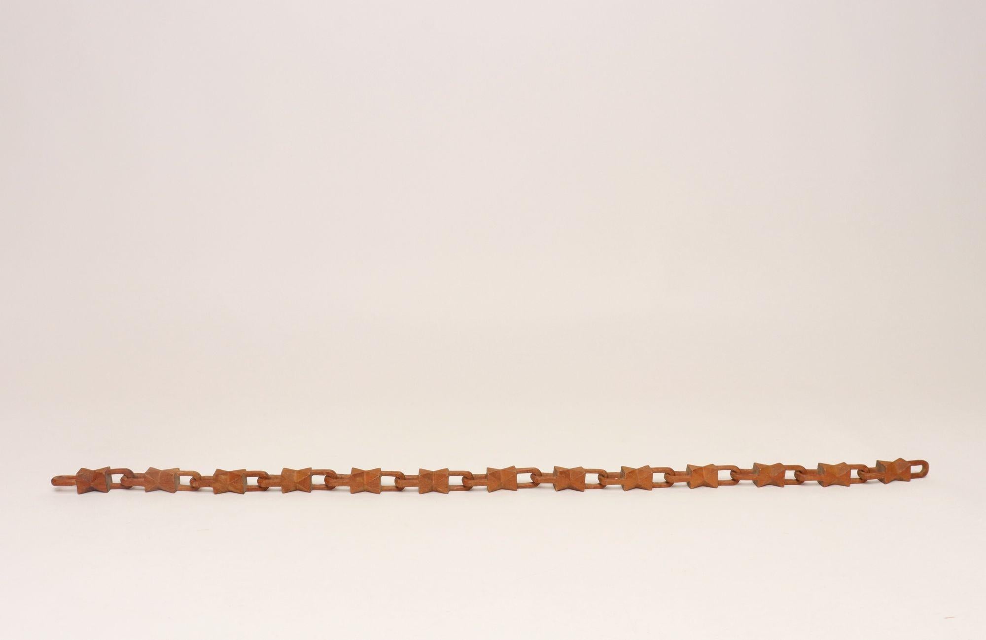 Artisanat Vintage Folk Art Hand-Carved Bow Tie Whimsy Chain en vente