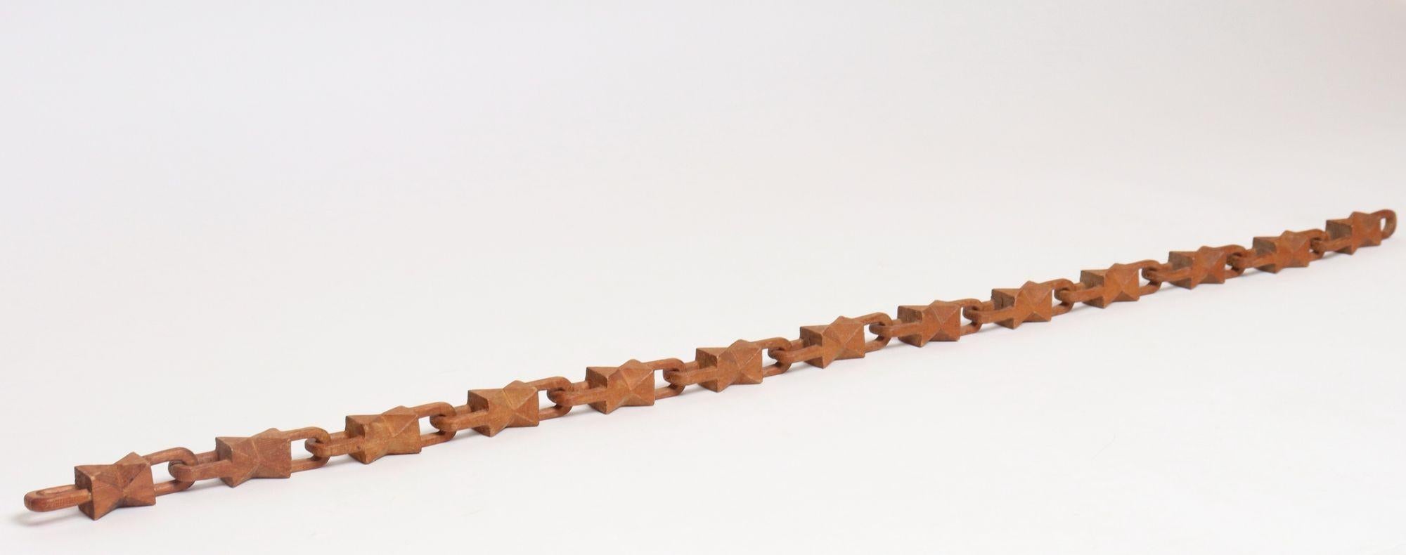 Américain Vintage Folk Art Hand-Carved Bow Tie Whimsy Chain en vente