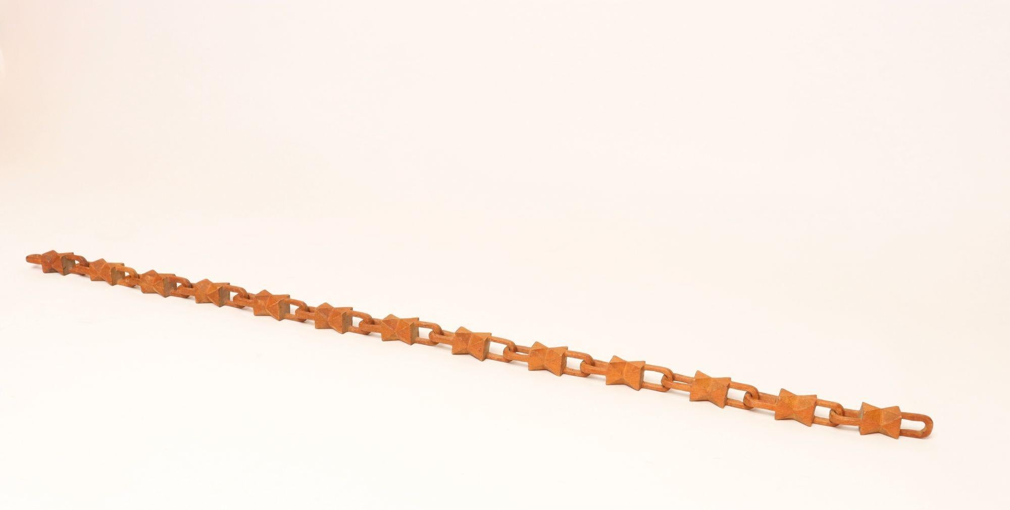 Sculpté à la main Vintage Folk Art Hand-Carved Bow Tie Whimsy Chain en vente