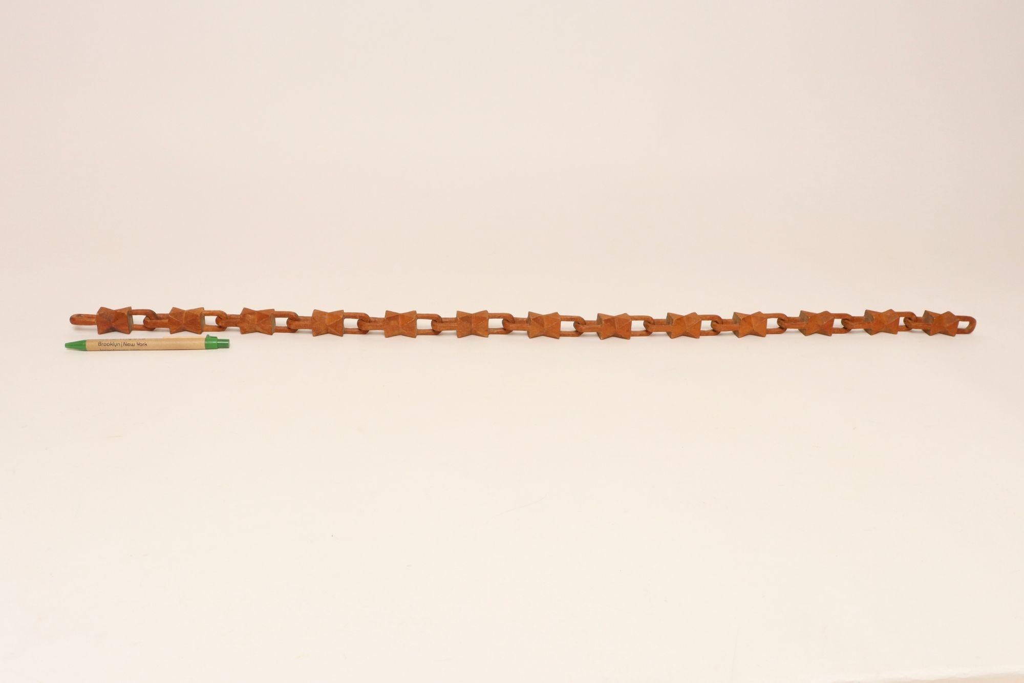 Vintage Folk Art Hand-Carved Bow Tie Whimsy Chain Bon état - En vente à Brooklyn, NY