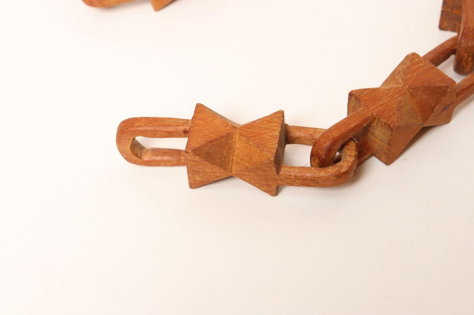 Milieu du XXe siècle Vintage Folk Art Hand-Carved Bow Tie Whimsy Chain en vente