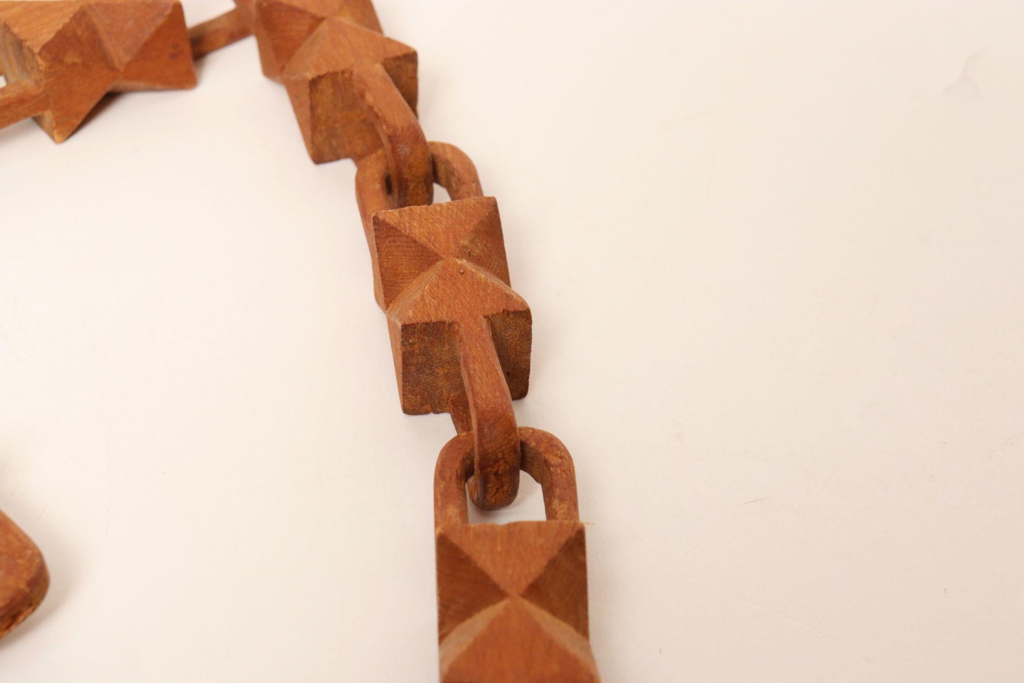 Bois Vintage Folk Art Hand-Carved Bow Tie Whimsy Chain en vente