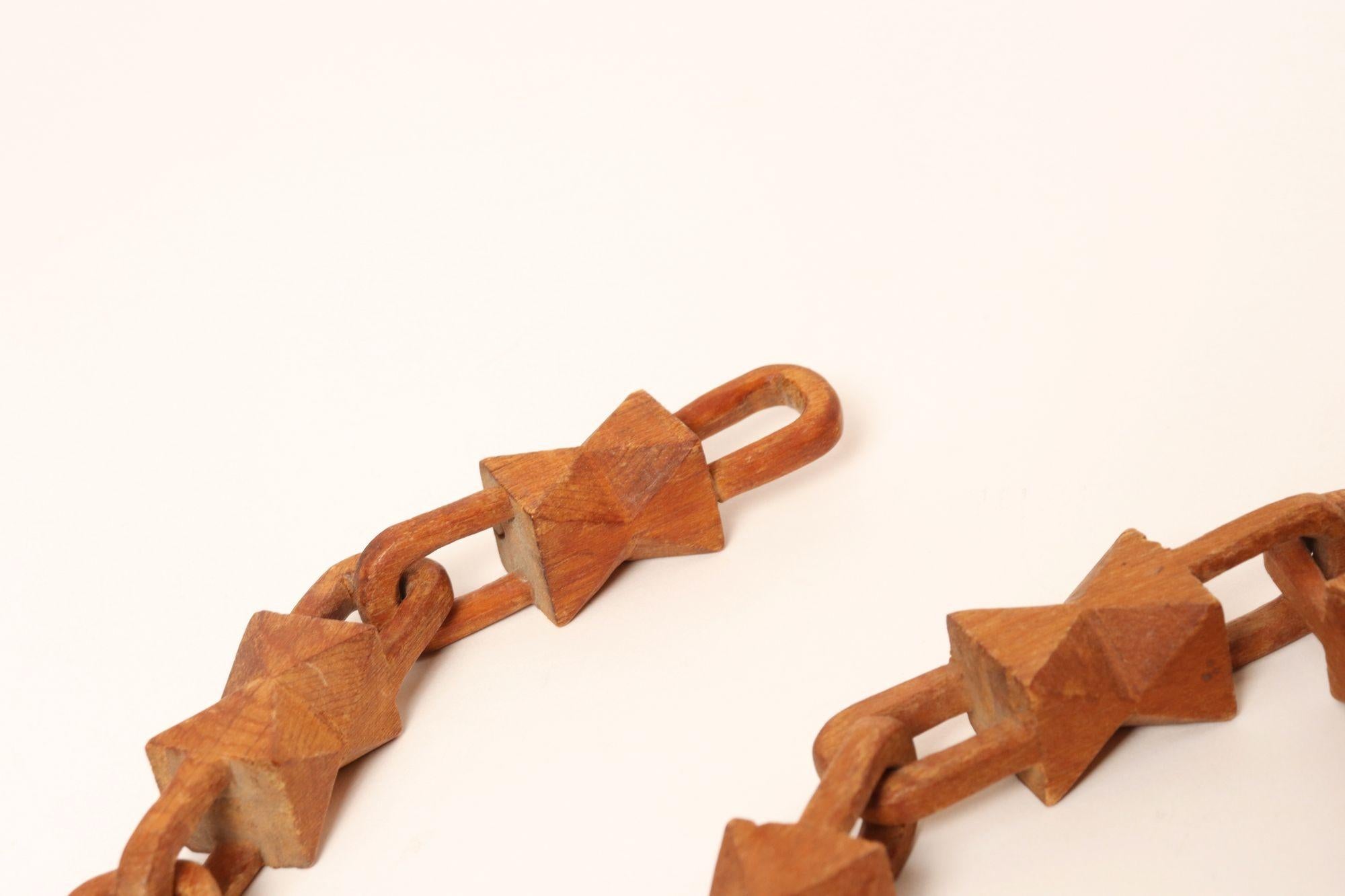 Vintage Folk Art Hand-Carved Bow Tie Whimsy Chain en vente 1