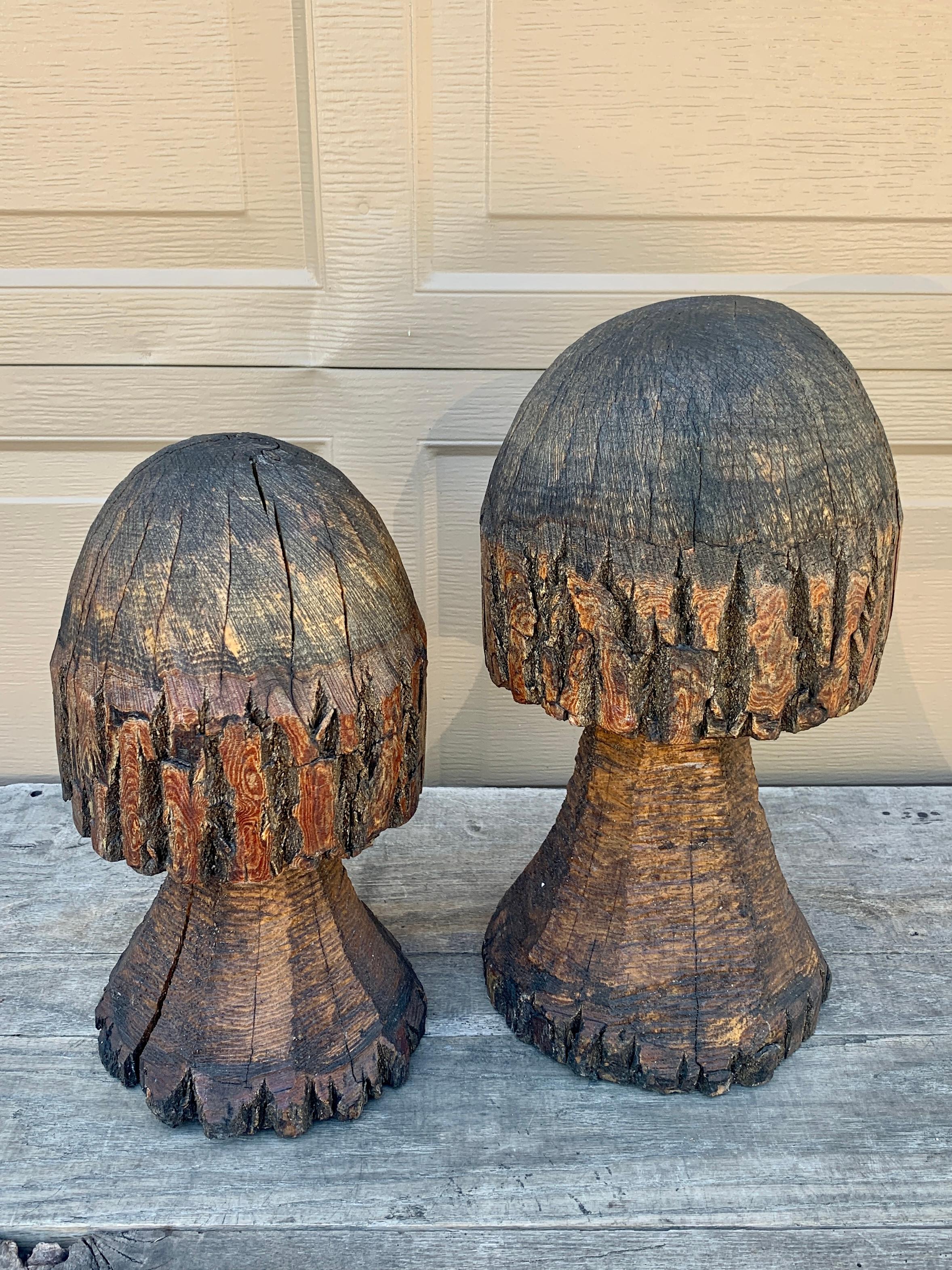 Ein schönes und einzigartiges Paar von Vintage handgeschnitzte natürliche Eiche Pilz Statuen. Sie wären perfekt für ein Landhaus, drinnen oder draußen! Sie können einen Kaminsims oder eine Feuerstelle schmücken oder einen schönen Akzent im Garten