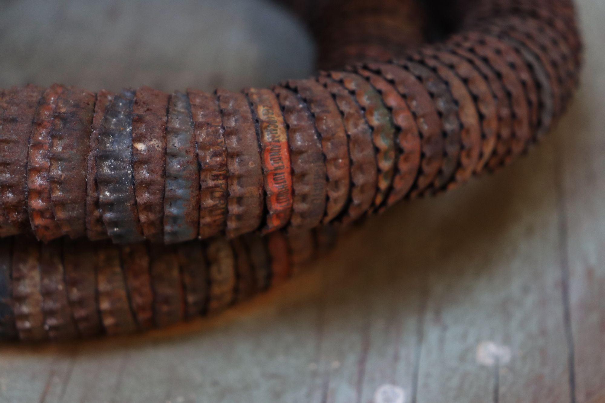 Vintage Art Carved intagliato a mano in legno e tappi di bottiglia con serpente su base ottagonale in vendita 2