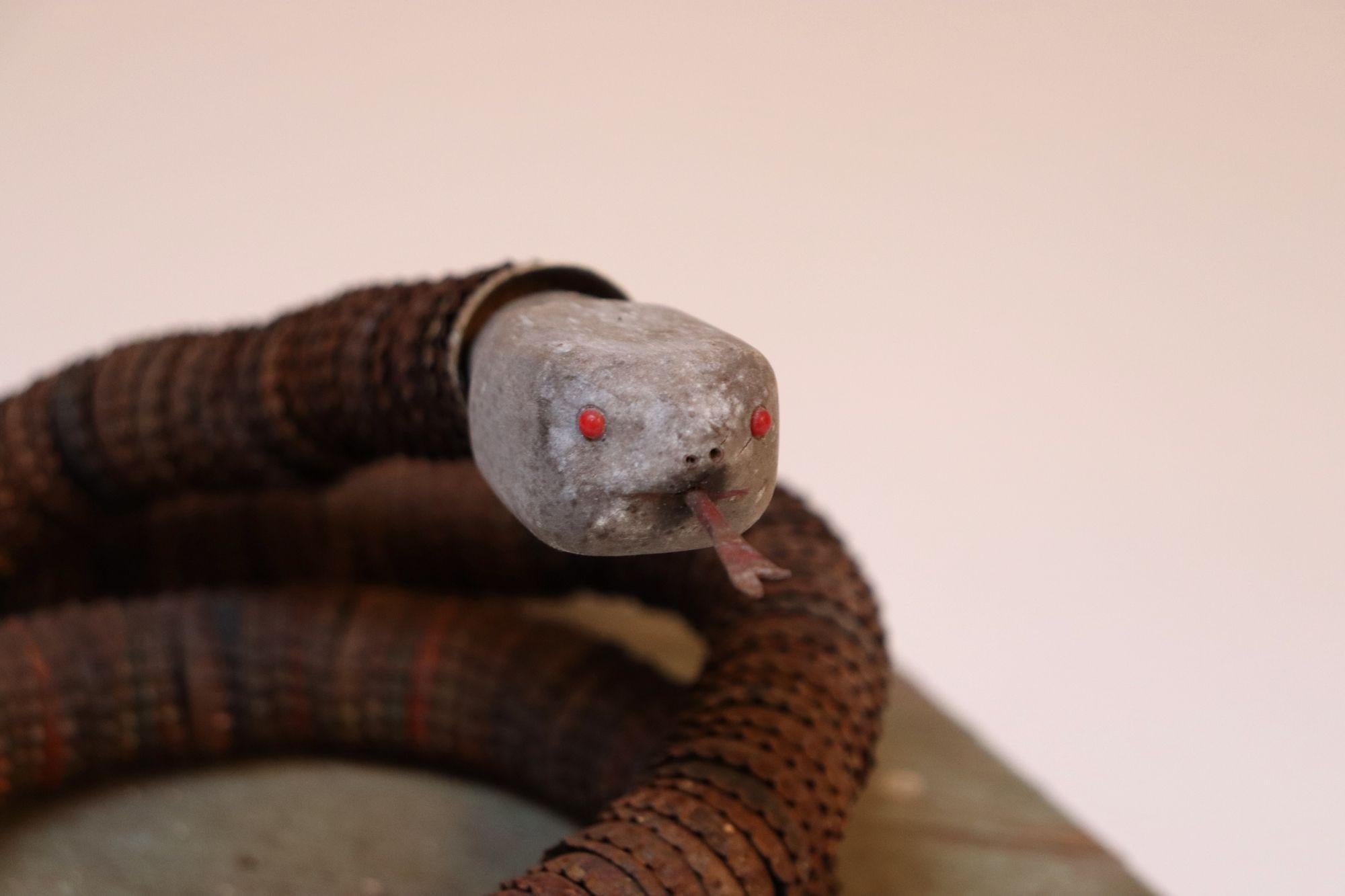 Vintage Art Carved intagliato a mano in legno e tappi di bottiglia con serpente su base ottagonale in vendita 4