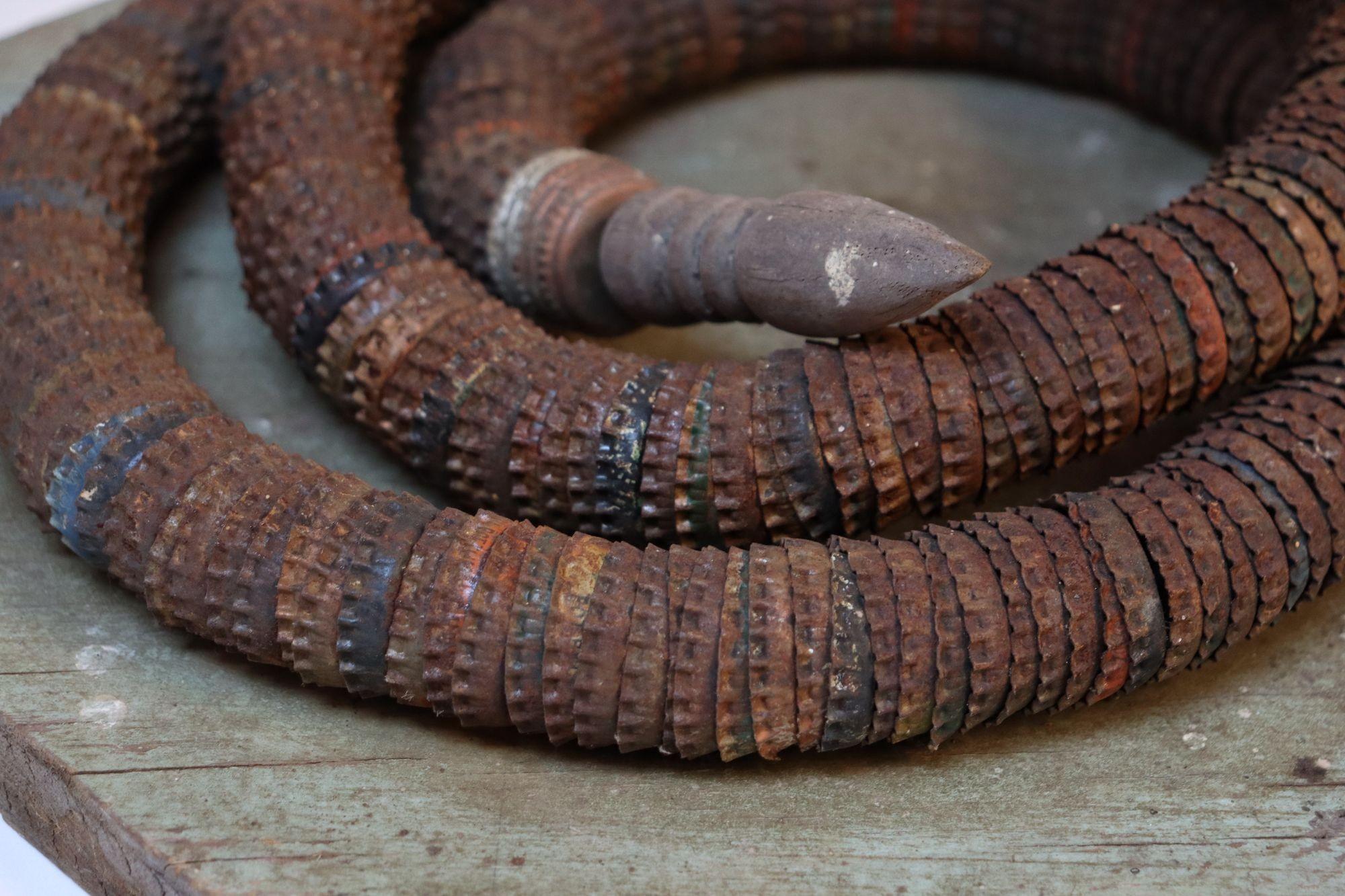 Vintage Art Carved intagliato a mano in legno e tappi di bottiglia con serpente su base ottagonale in vendita 5
