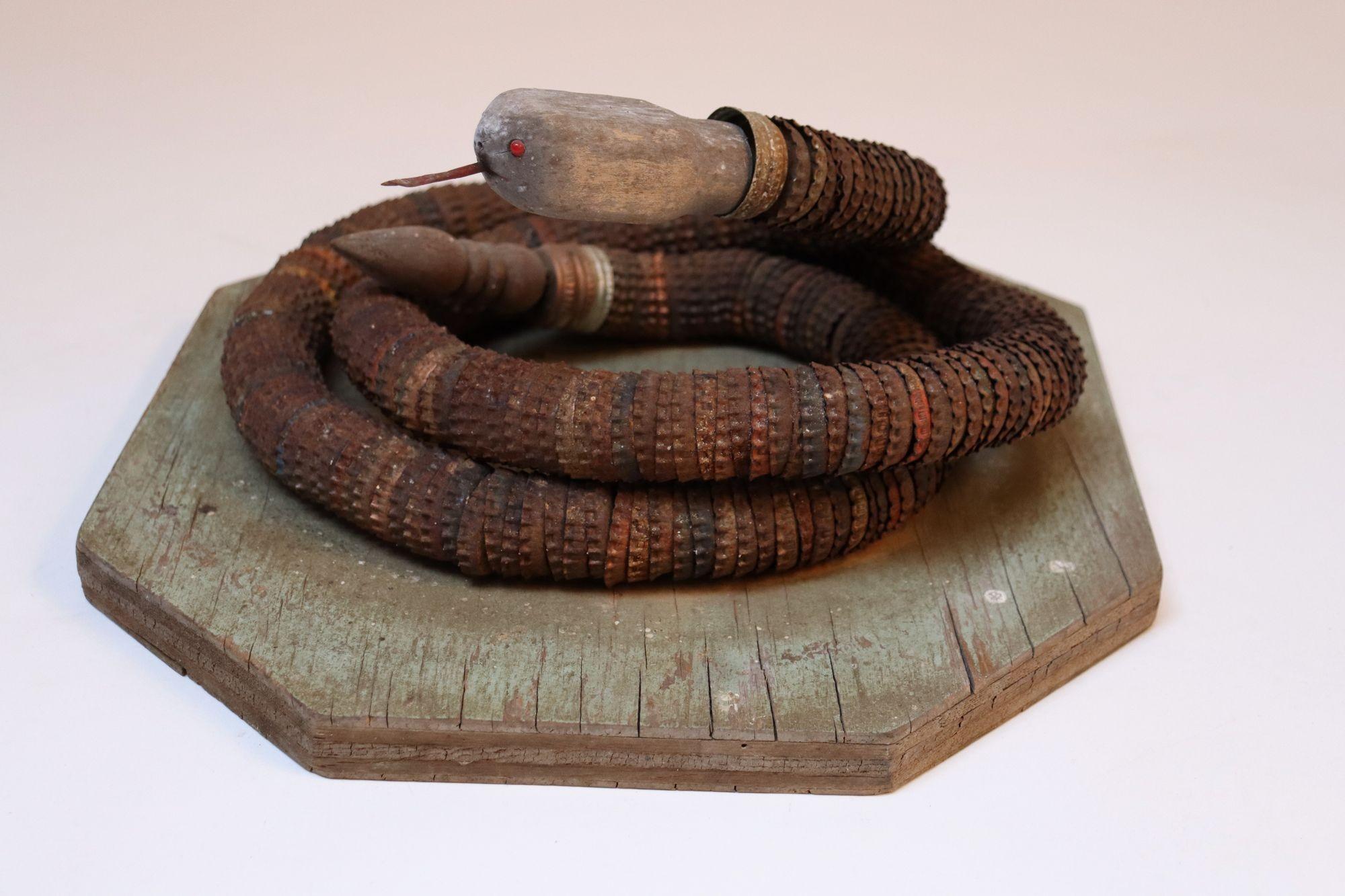 Arte popolare Vintage Art Carved intagliato a mano in legno e tappi di bottiglia con serpente su base ottagonale in vendita