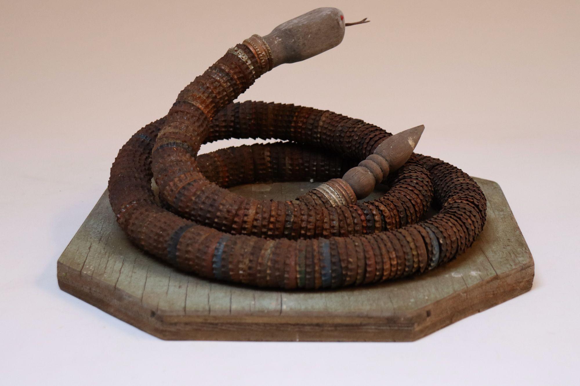 Americano Vintage Art Carved intagliato a mano in legno e tappi di bottiglia con serpente su base ottagonale in vendita