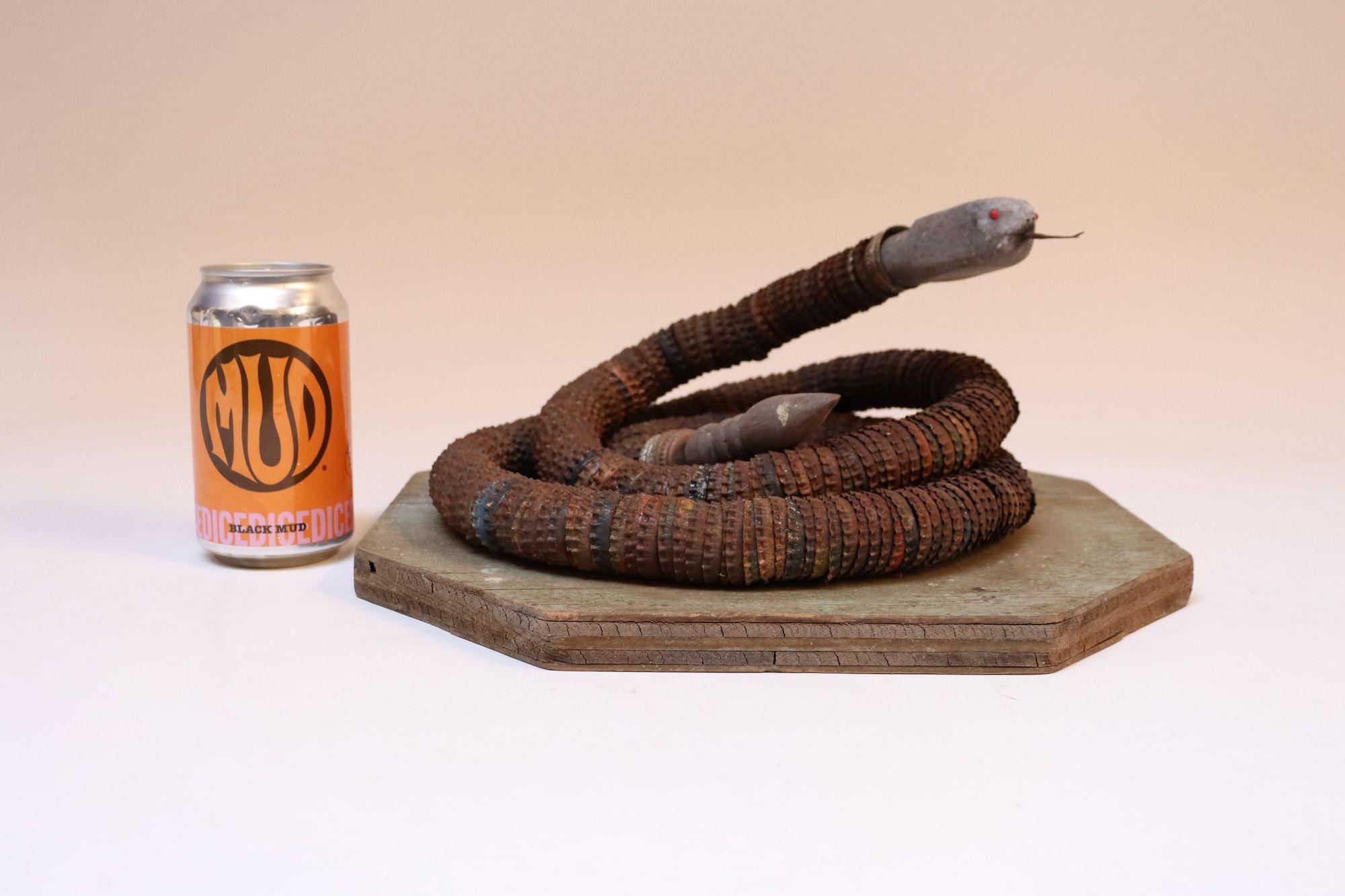 Vintage Art Carved intagliato a mano in legno e tappi di bottiglia con serpente su base ottagonale In condizioni deteriorate in vendita a Brooklyn, NY