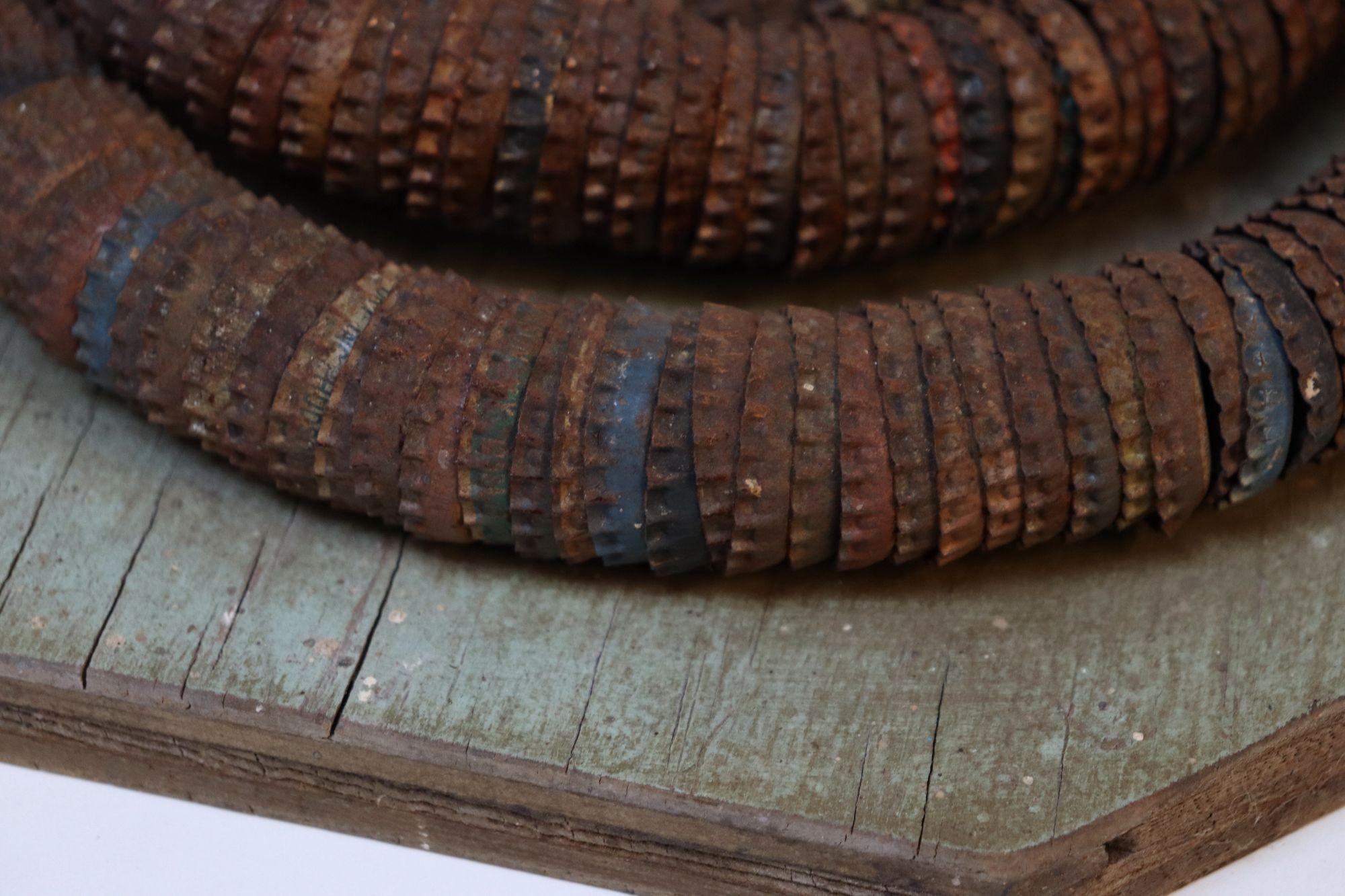 Metà XX secolo Vintage Art Carved intagliato a mano in legno e tappi di bottiglia con serpente su base ottagonale in vendita
