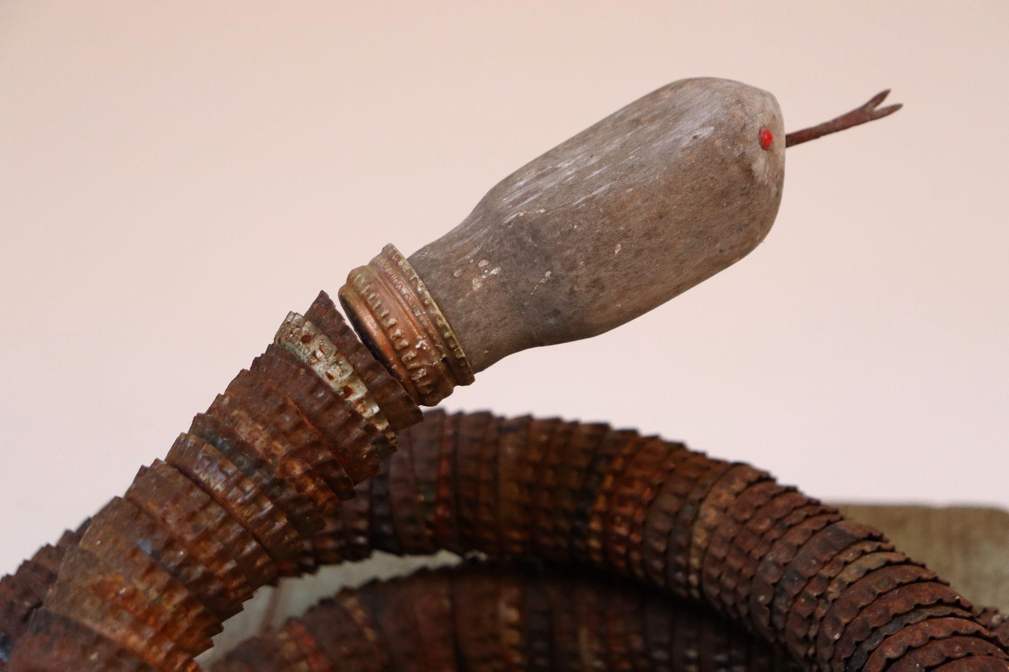 Metallo Vintage Art Carved intagliato a mano in legno e tappi di bottiglia con serpente su base ottagonale in vendita