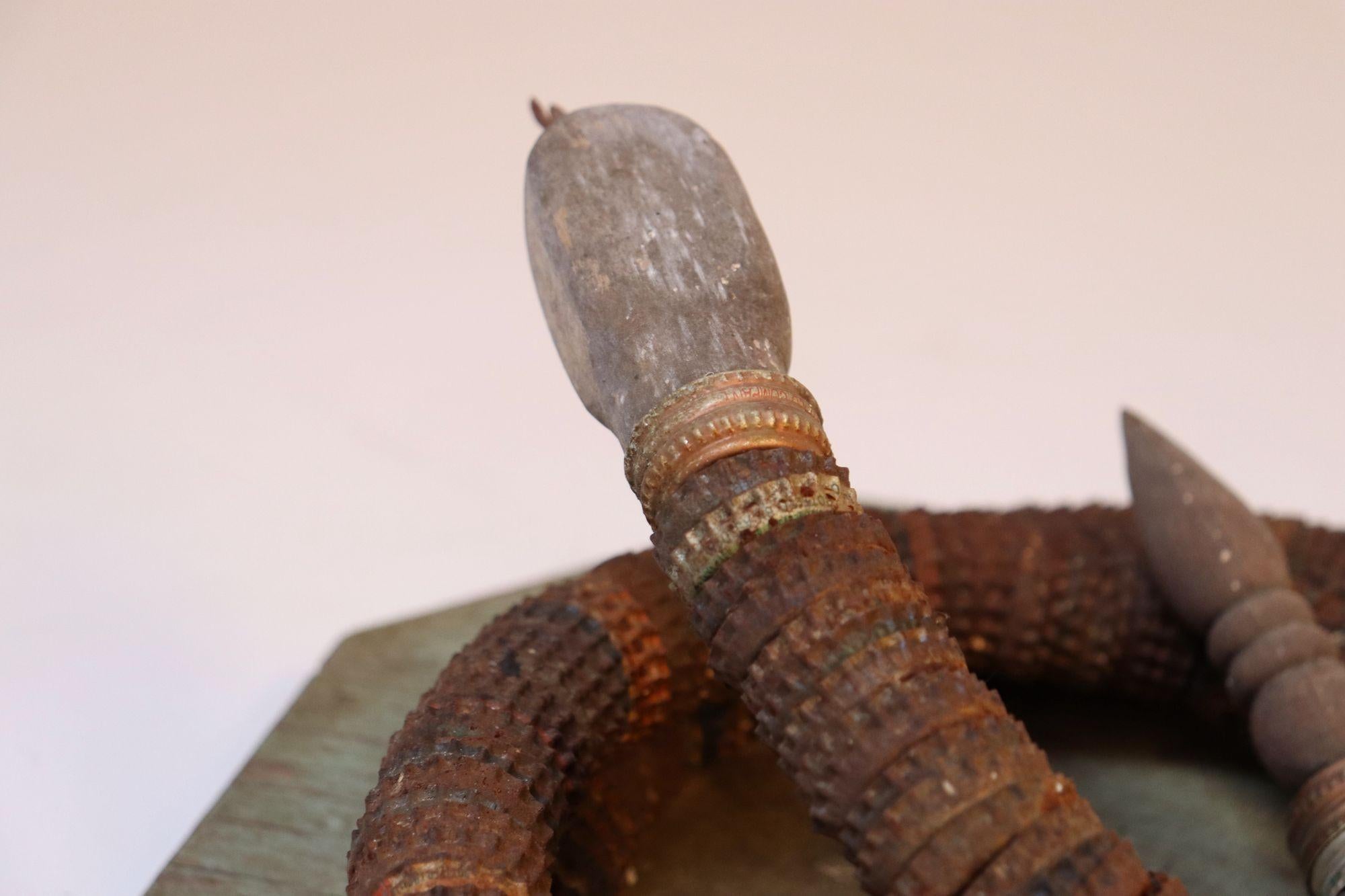 Vintage Art Carved intagliato a mano in legno e tappi di bottiglia con serpente su base ottagonale in vendita 1