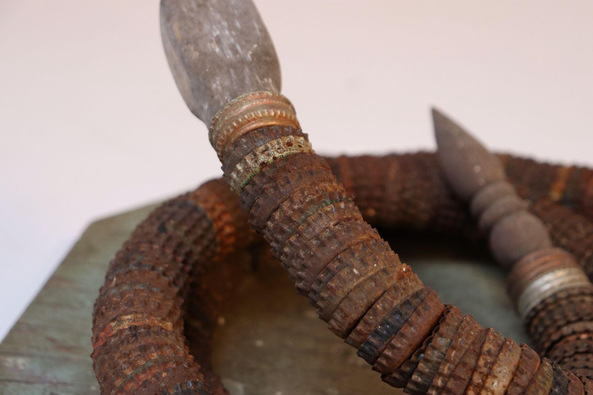 Vintage Art Carved intagliato a mano in legno e tappi di bottiglia con serpente su base ottagonale in vendita 9